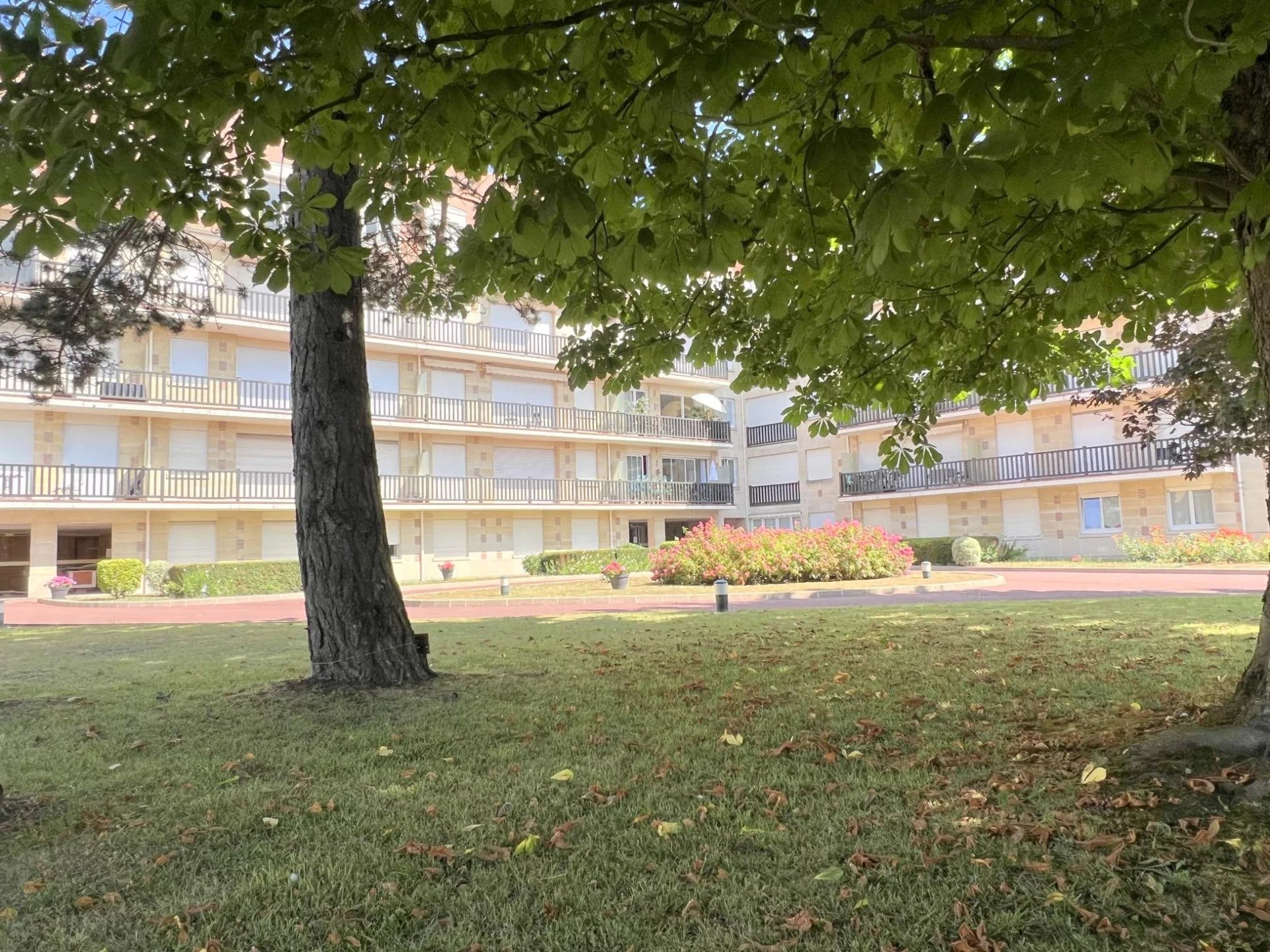 Appartement avec balcons et vue sur jardin