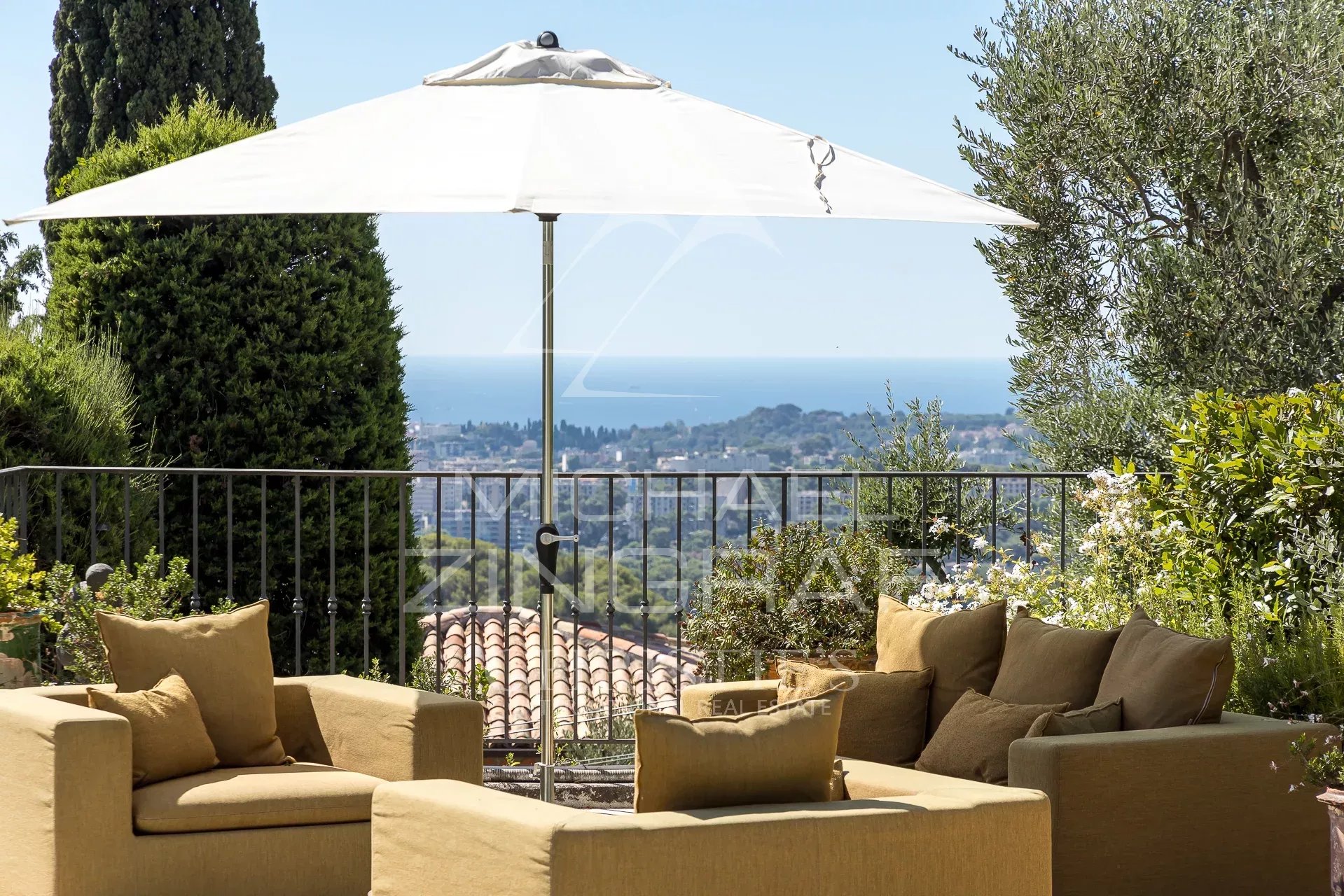 À pied du village, charmante villa avec vue panoramique mer