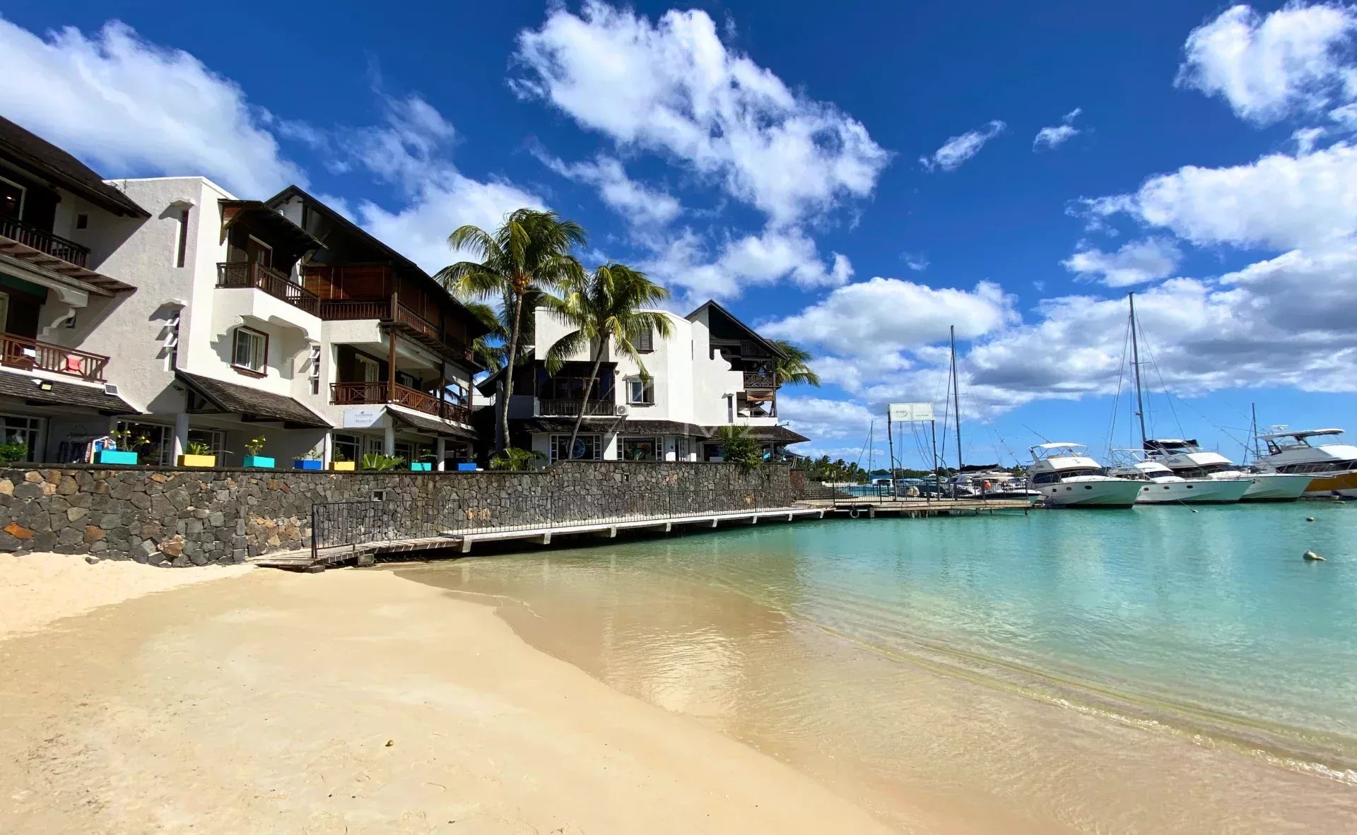 Penthouse with panoramic views in the center of Grand Bay