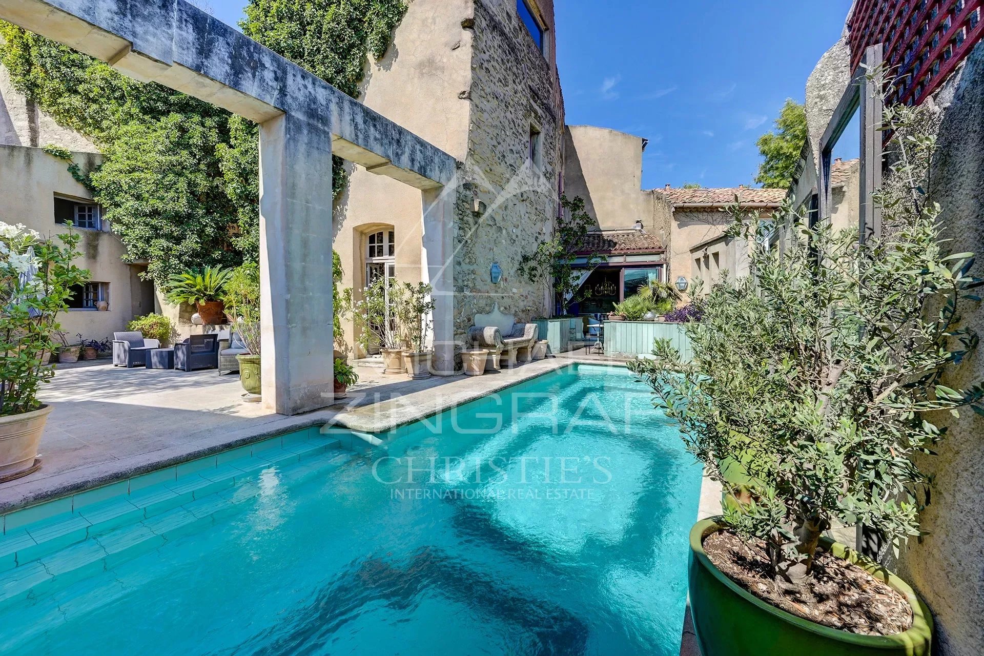 Private historical mansion in the Aix en Provencecountryside