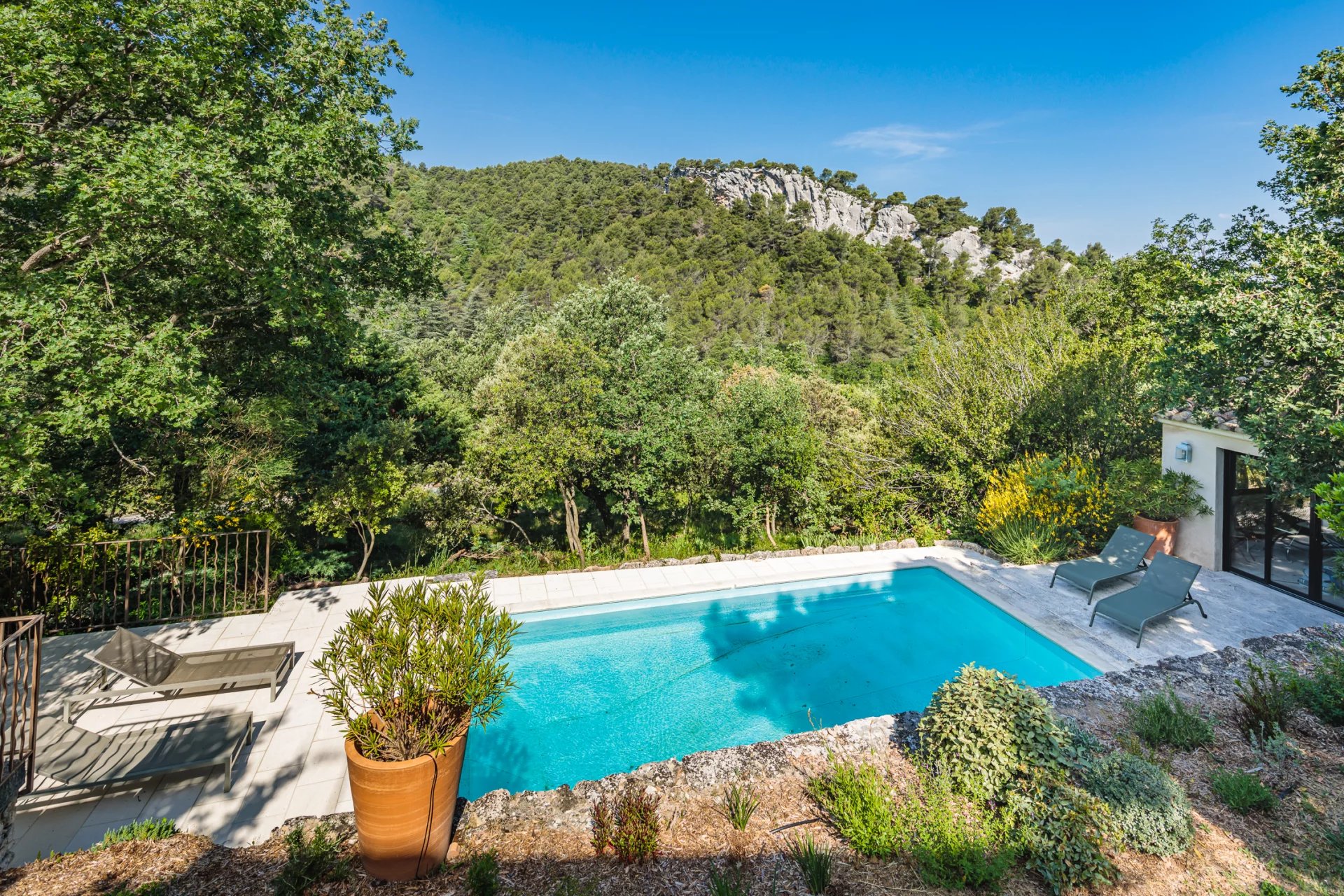 Oppède - Belle maison en pierres dans un écrin de nature