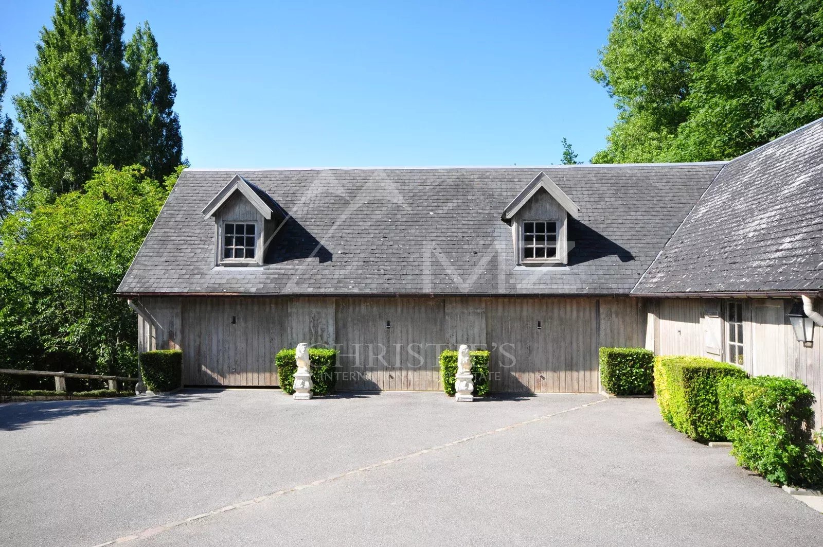 Manoir contemporain et dépendances avec piscine