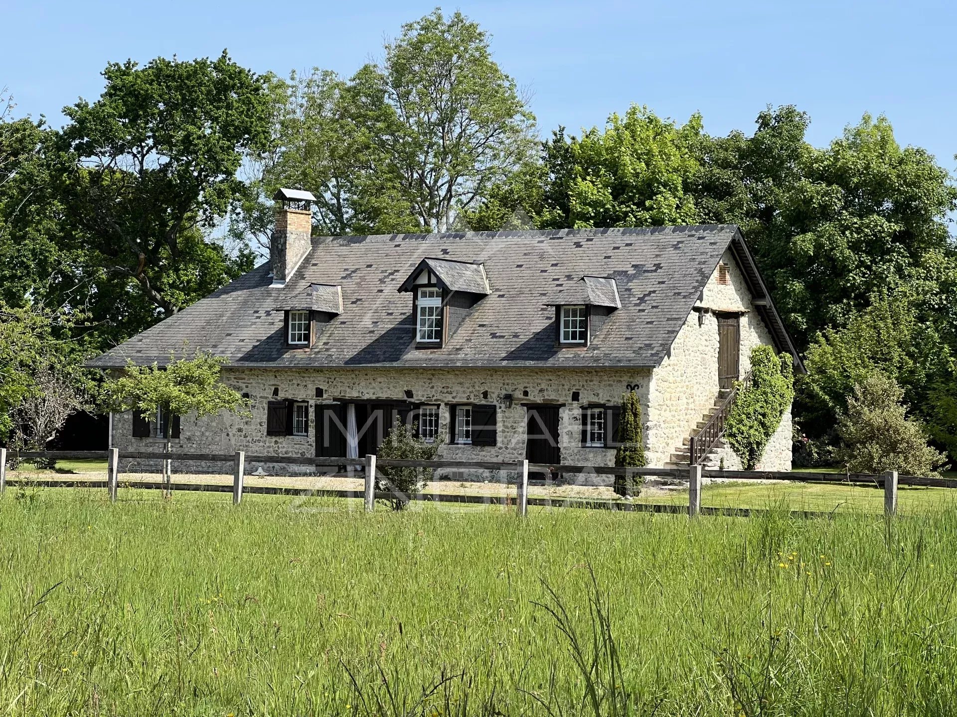 ELEGANT MANOR OF THE 18th-C WITH DEPENDANCIES CLOSE TO THE SEA