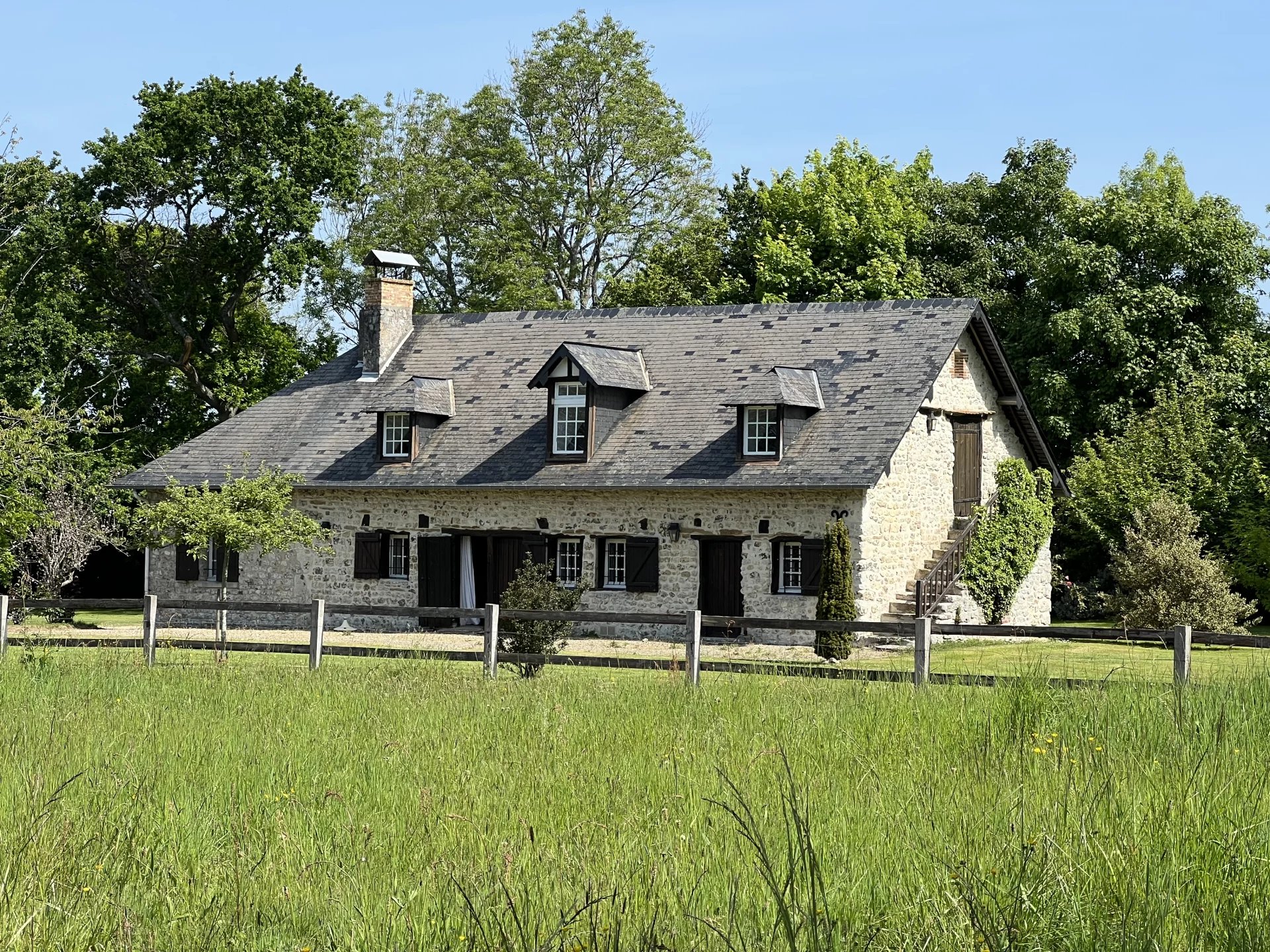 ELEGANT MANOIR DU XVIIIème AVEC DÉPENDANCES PROCHE DE LA MER