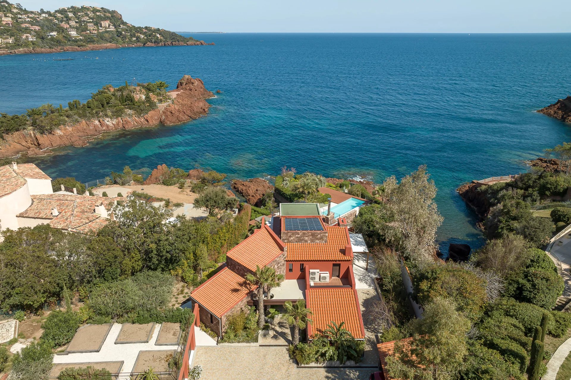 Nahe Cannes - Le Trayas - Villa mit den Füßen im Wasser