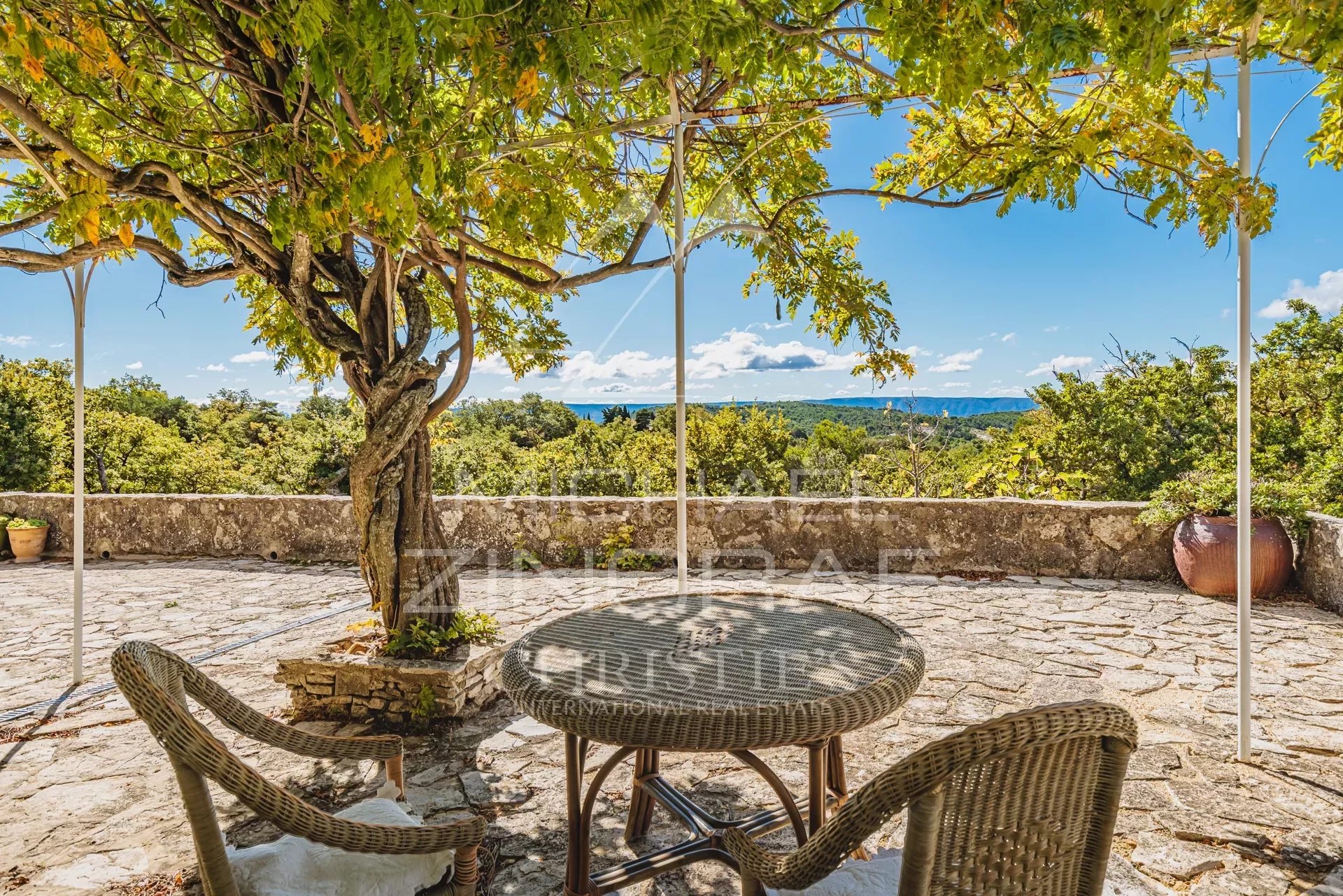 Superb property with  fantastic view of the Luberon