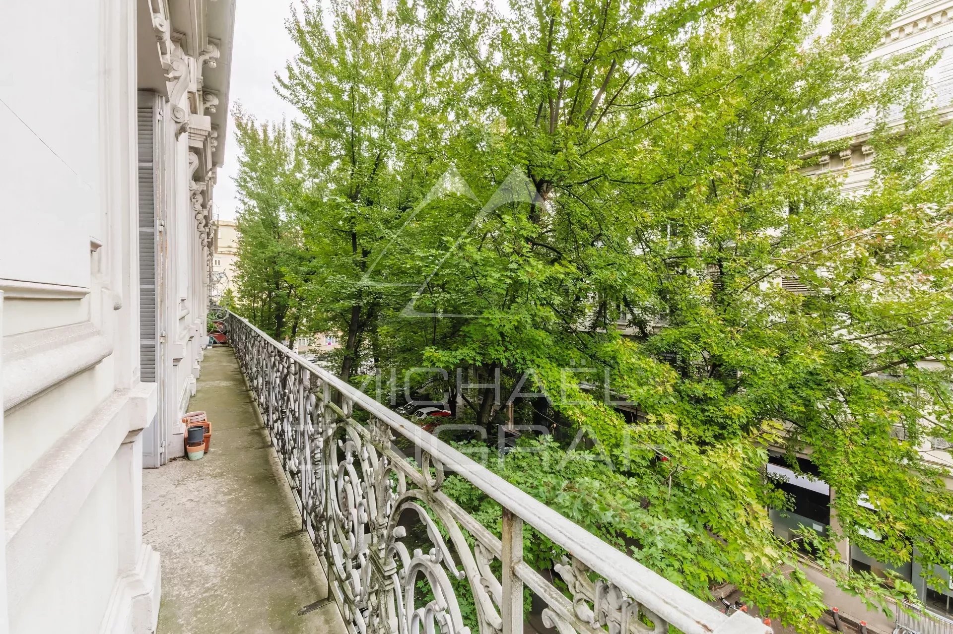 Superbe appartement d'angle dans immeuble Haussmannien