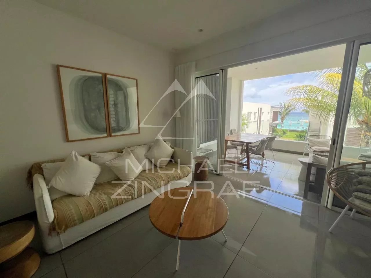 Sea front 2-bedroom apartment