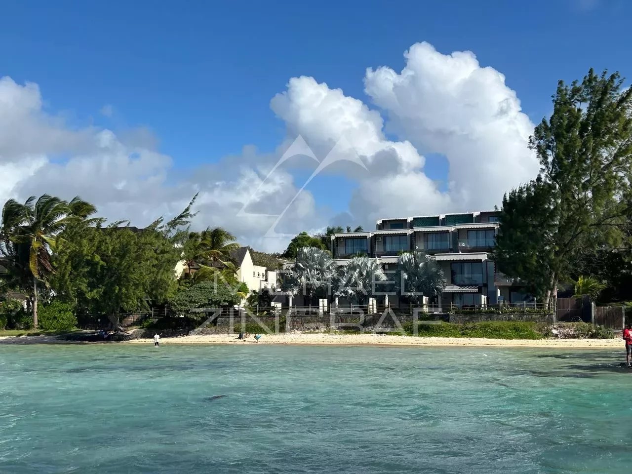 Duplex mit Meerblick - Füße im Wasser