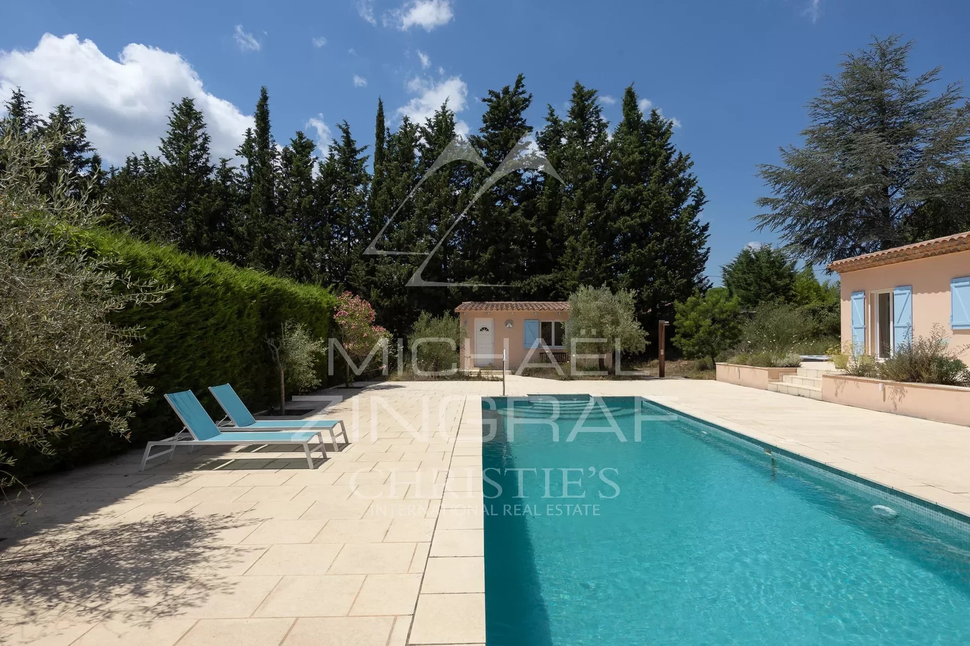 On the edge of a wood, quiet 5-room villa with swimming pool