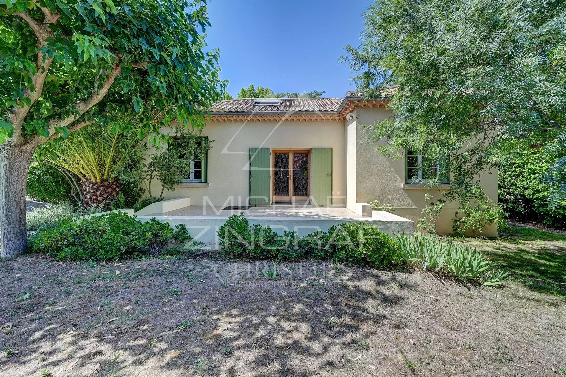 House with garden and swimming pool near thecity center