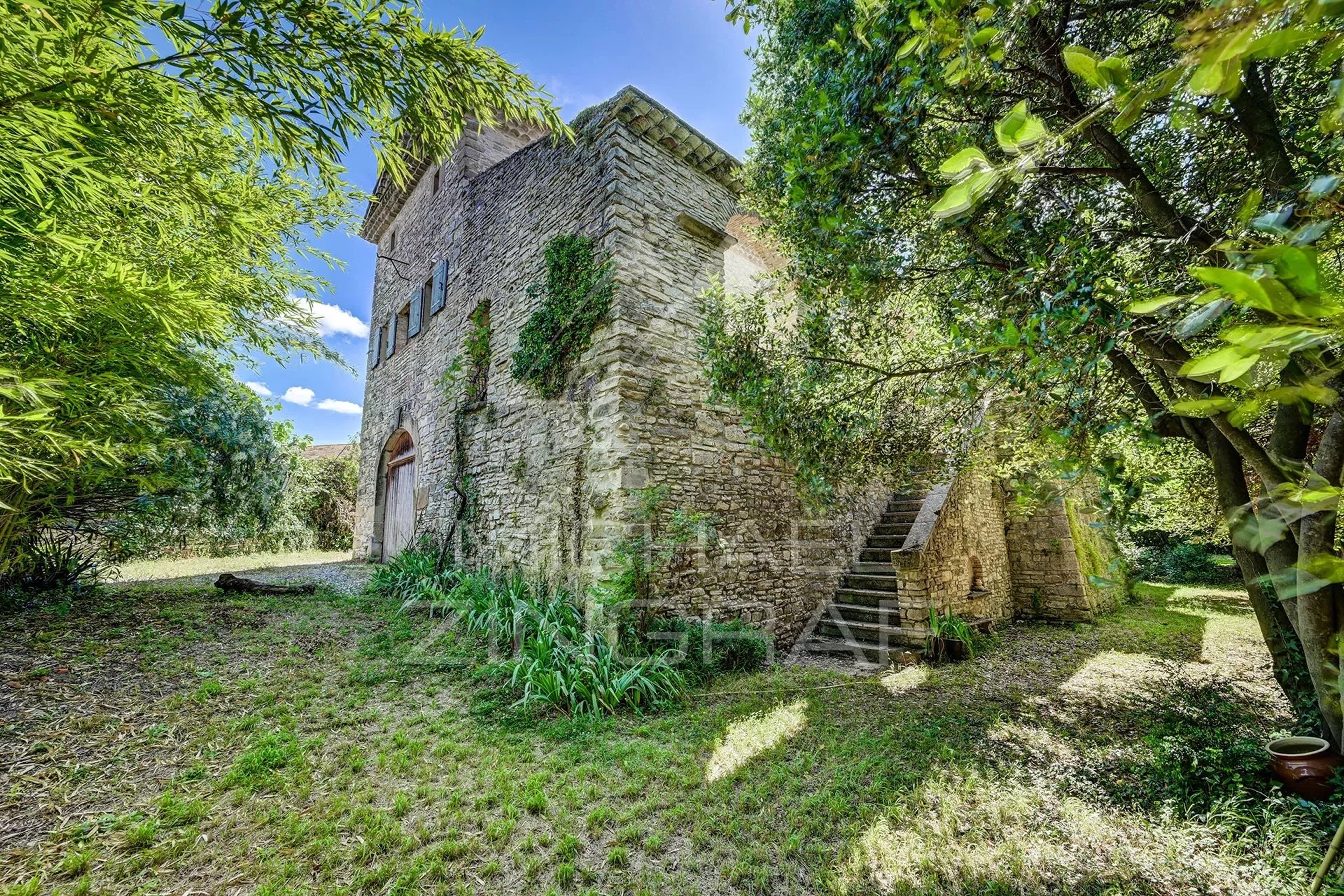 Between Uzès and the Cévennes: In the heart of the village, superb property