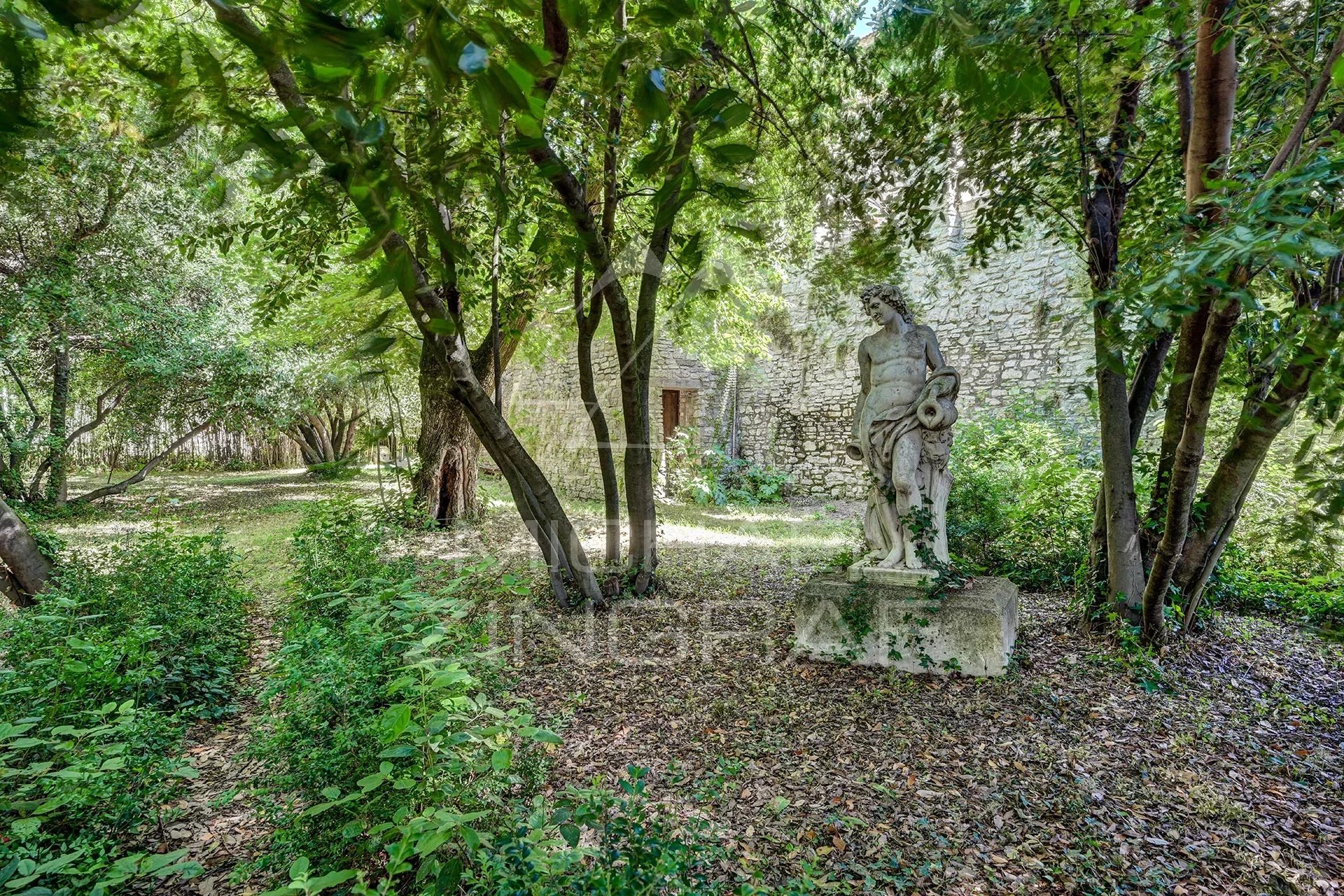 Entre Uzès et les Cévennes : Au coeur du village magnifique propriété