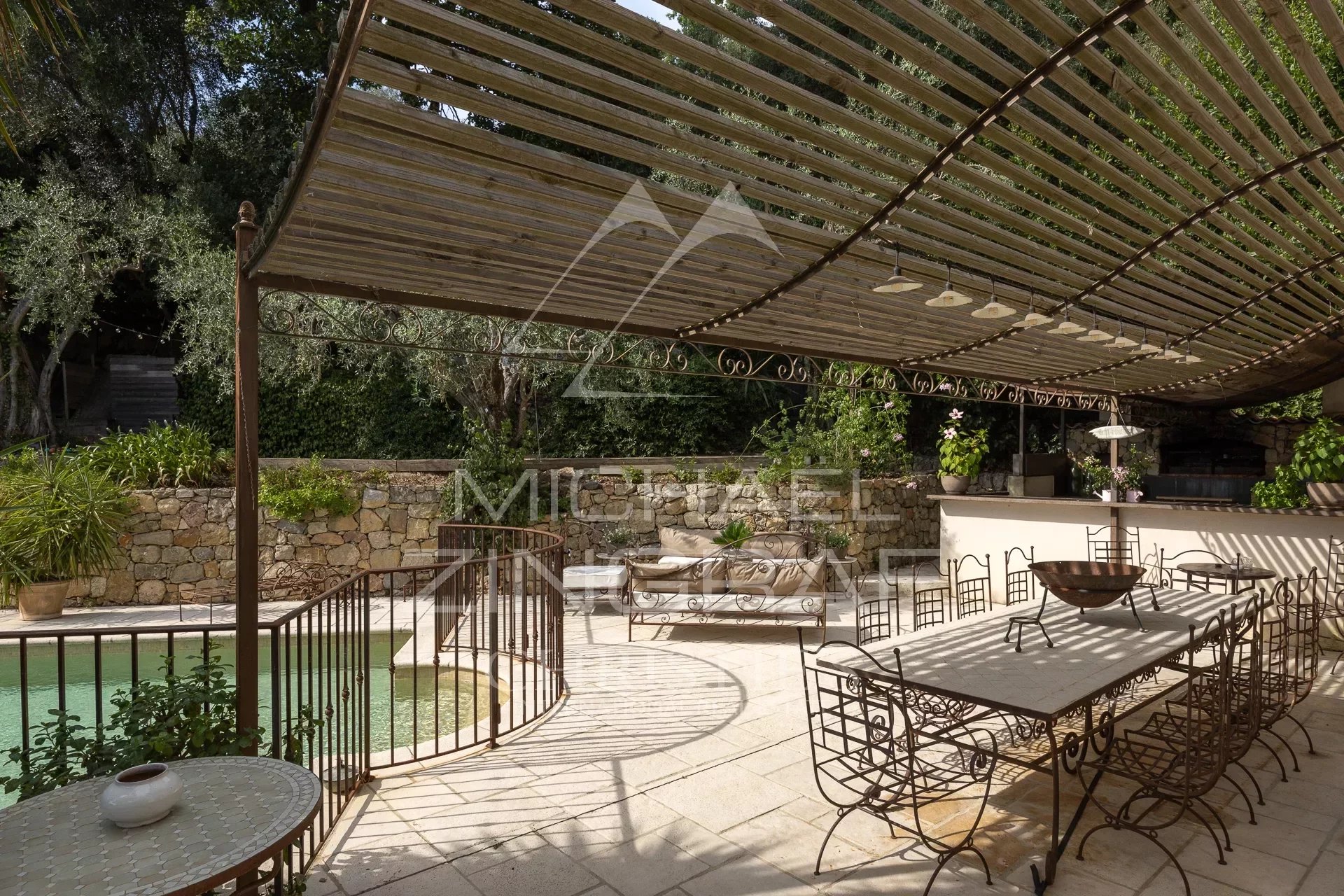 Villa de charme dans un écrin de verdure avec vue panoramique