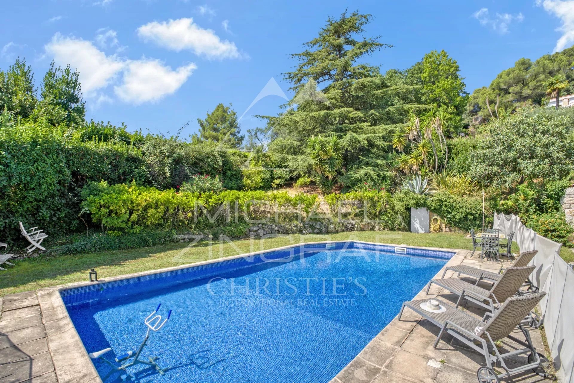 PROVENCAL VILLA WITH POOL AND SEA VIEW