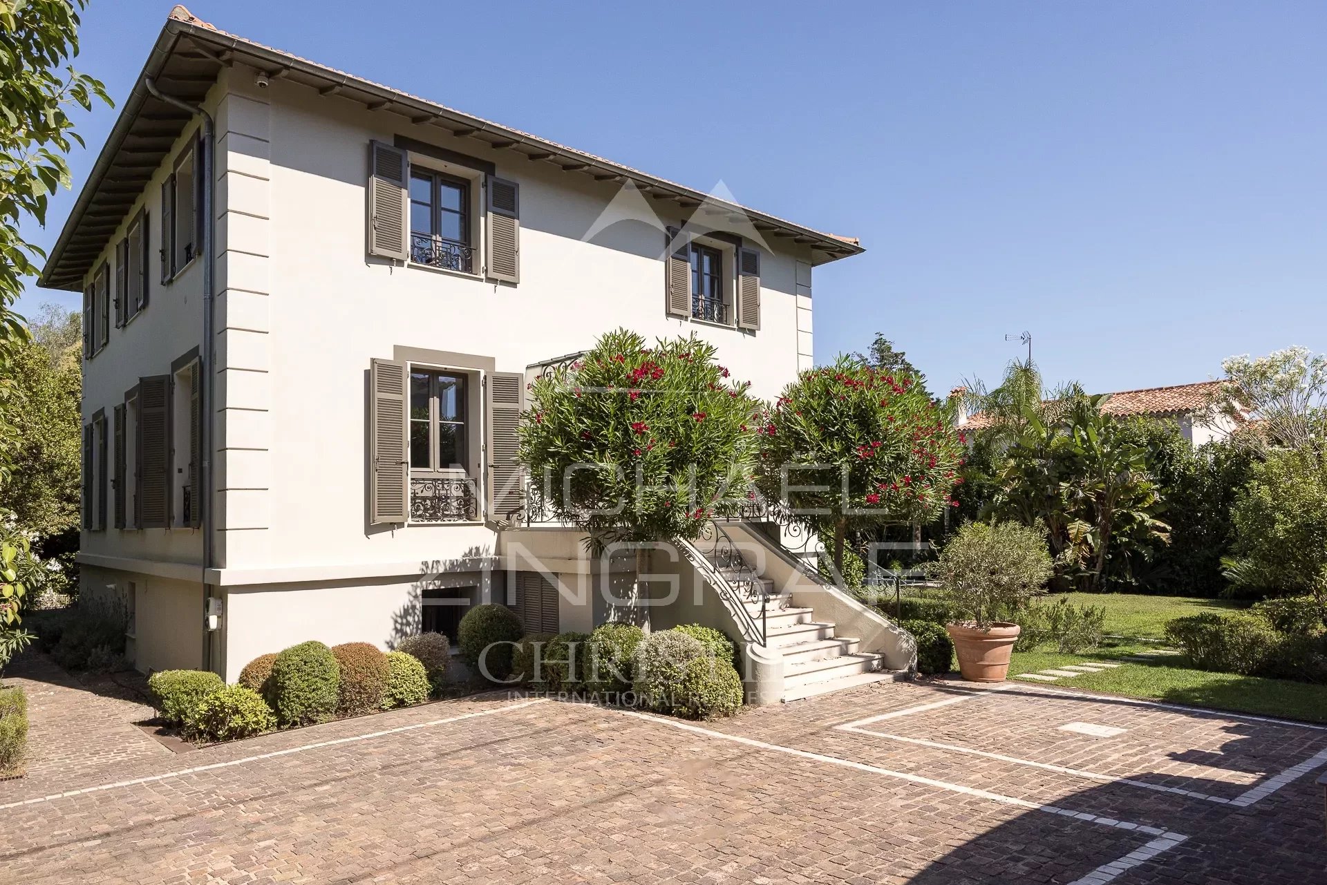 Exclusivity- Elegance and Comfort: Discover This Prestigious Home