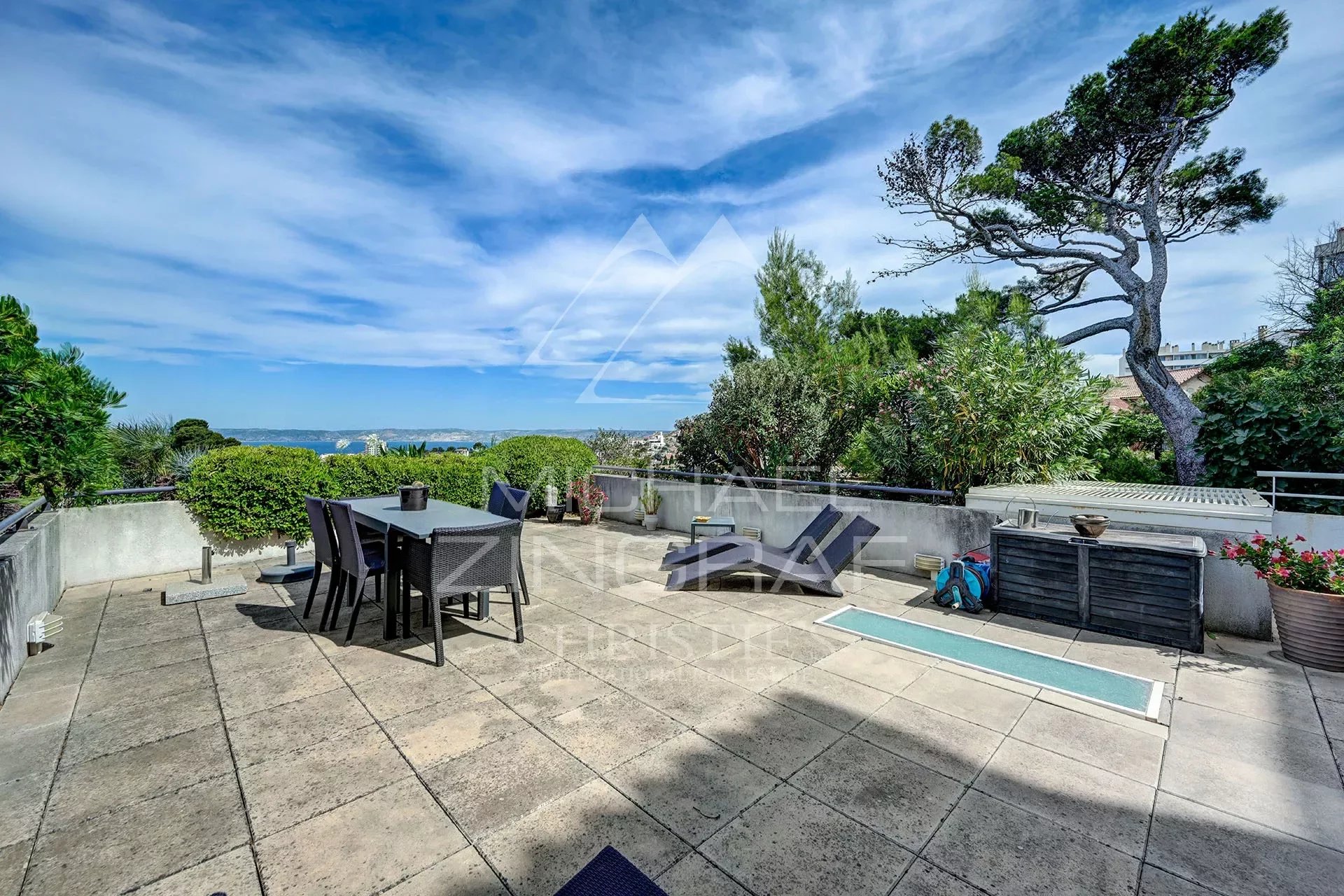 Architect-designed house with rooftop and panoramic view