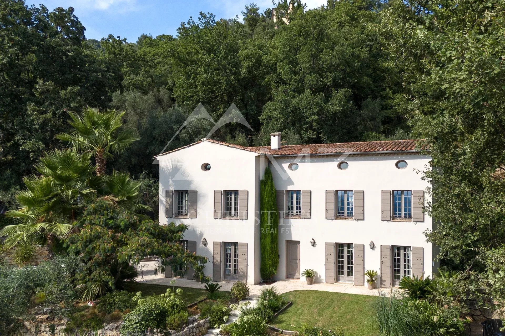 Villa de charme dans un écrin de verdure avec vue panoramique