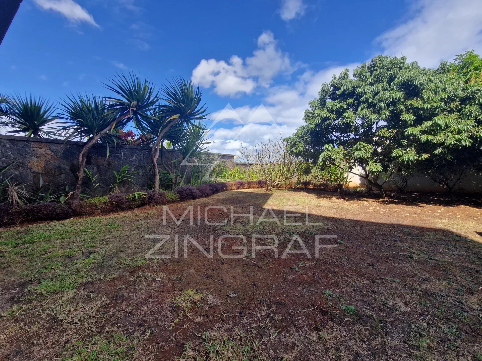 Ground-floor apartment with private garden and pool