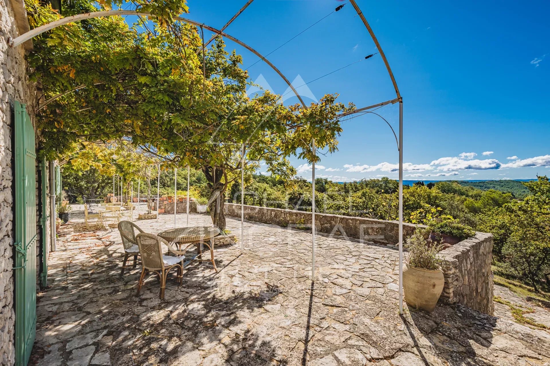 Superb property with  fantastic view of the Luberon