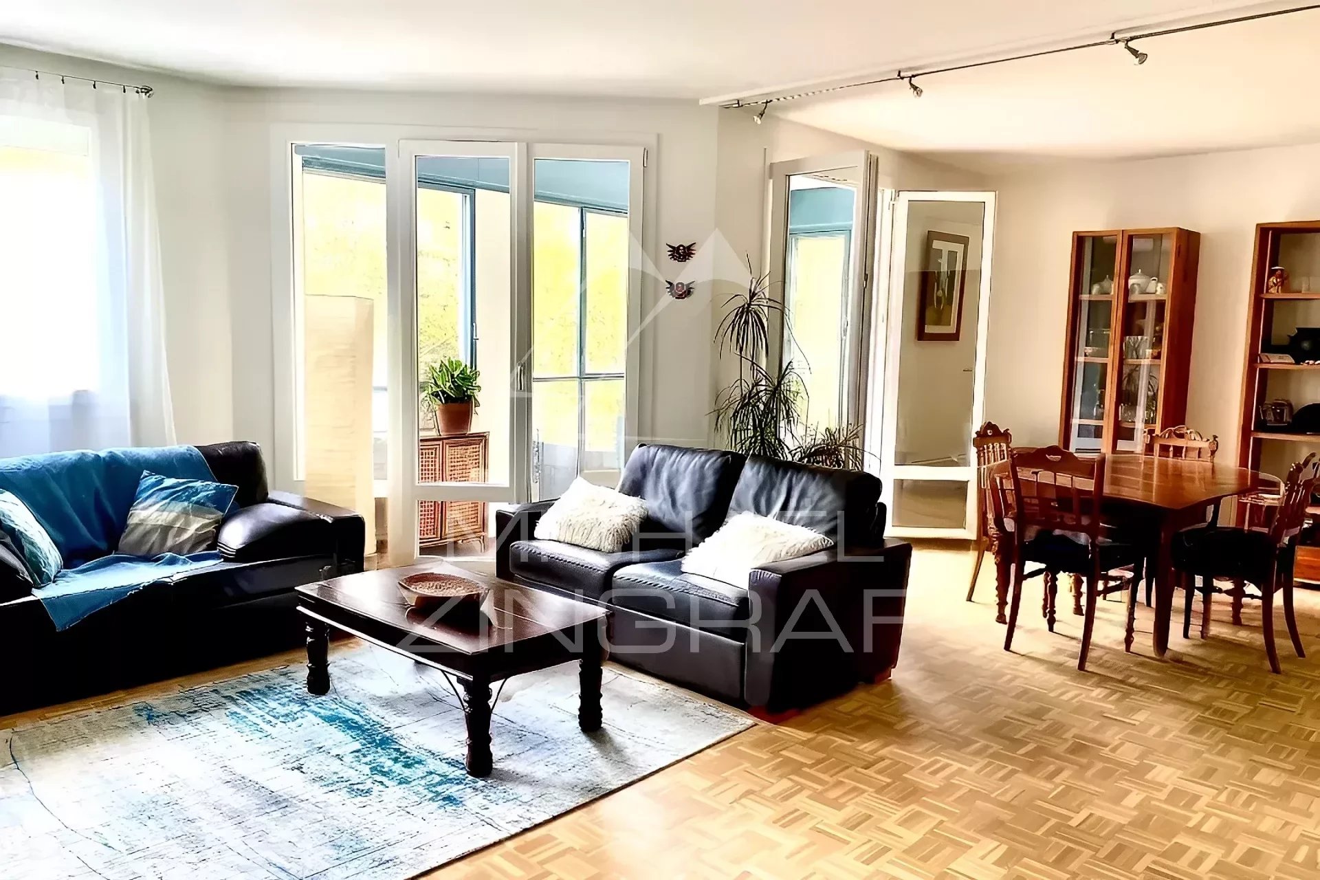 Elegantes renoviertes Apartment, sehr hell, ohne direkten Blickkontakt, mit Wintergarten