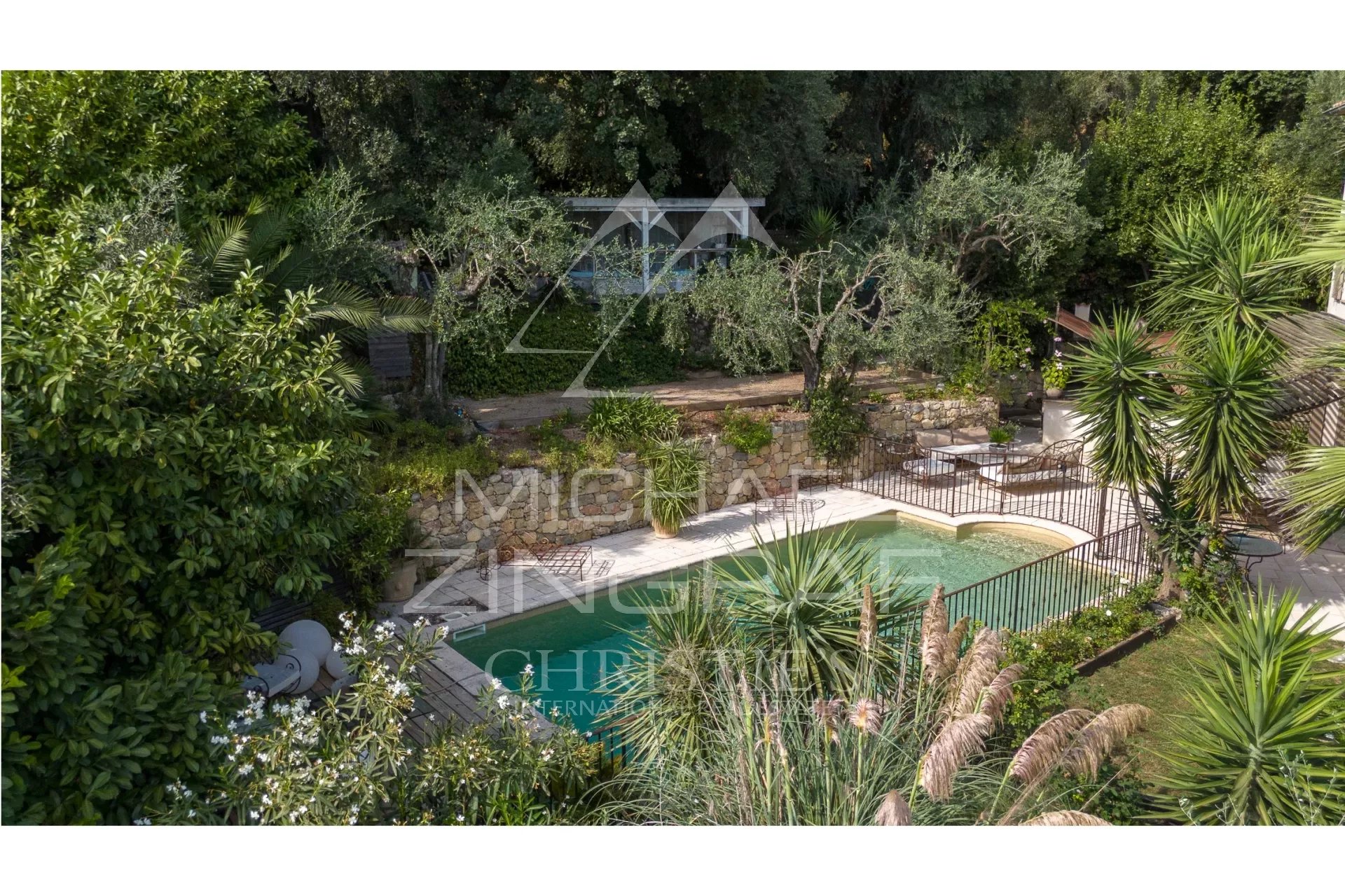 Villa de charme dans un écrin de verdure avec vue panoramique