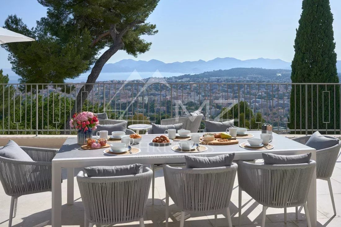 Hauts de Cannes Vue mer panoramique - propriété récemment rénovée