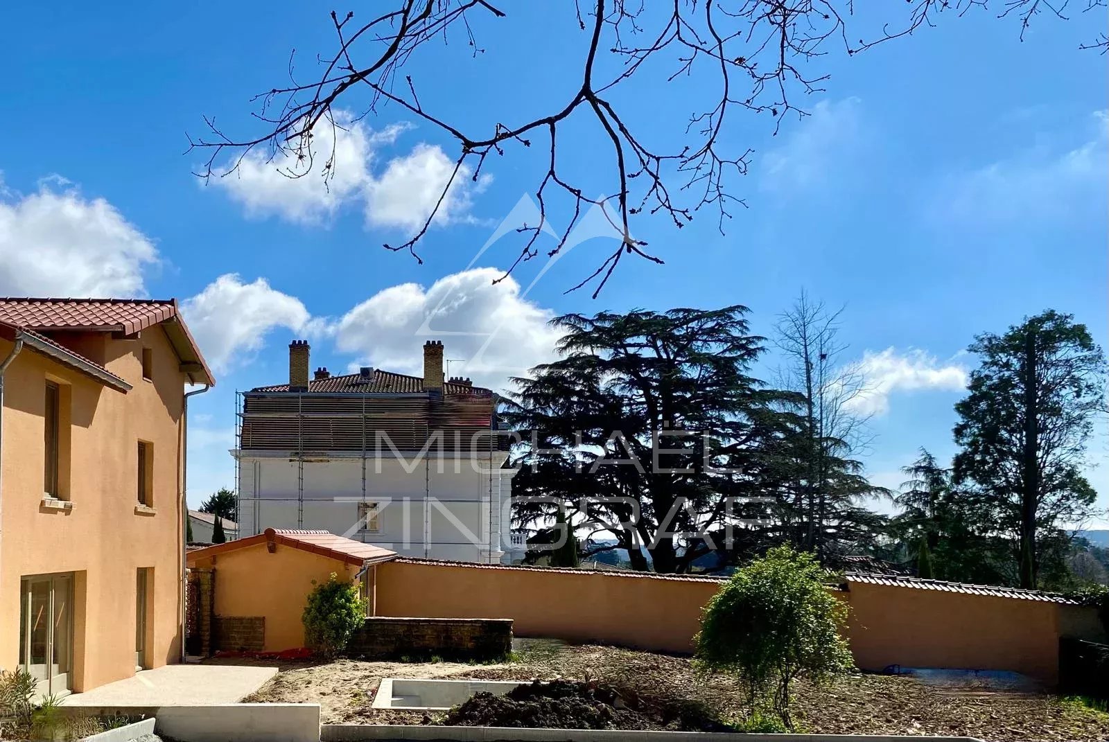 Maison de ville entièrement rénovée avec jardin, piscine et vue sur Lyon