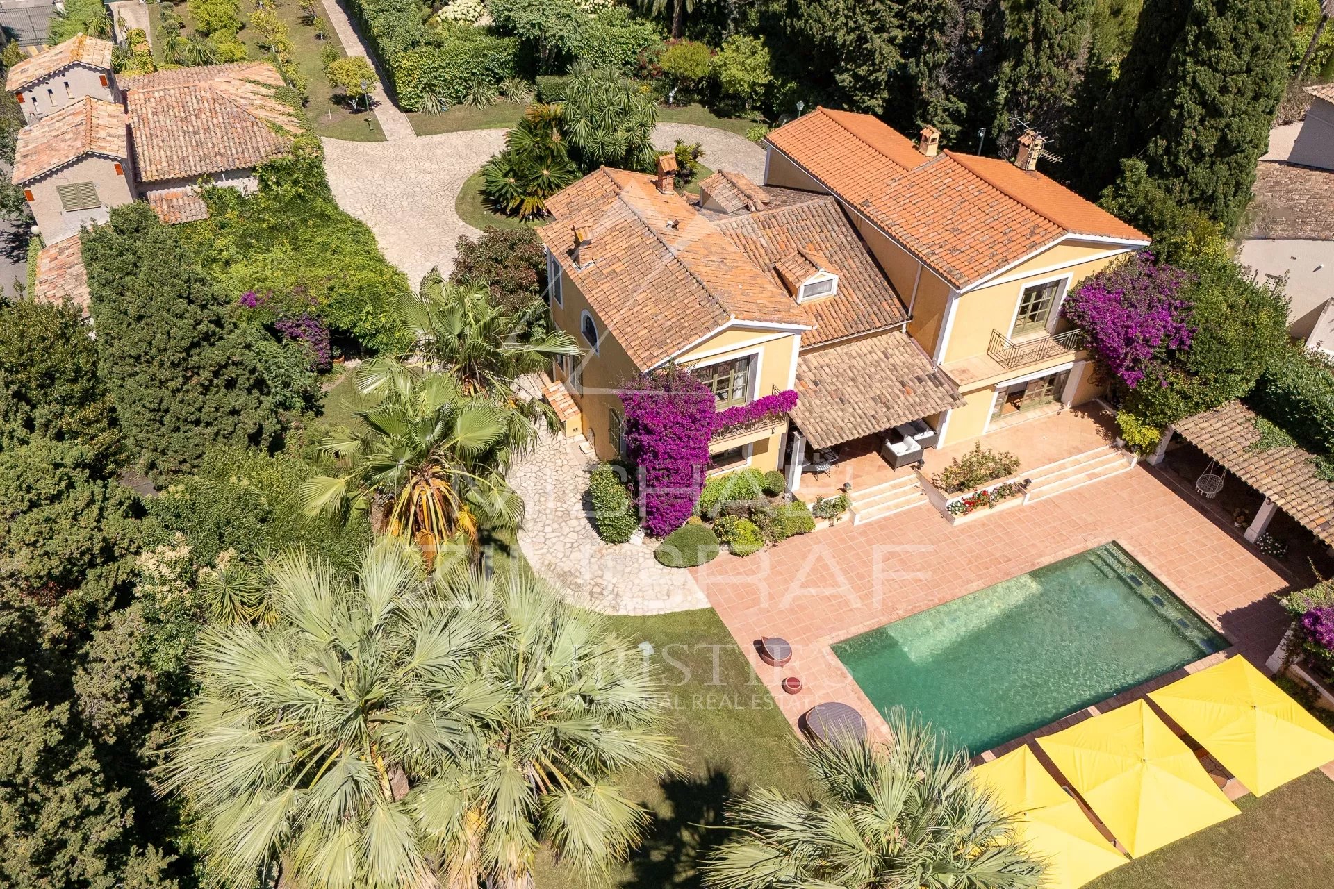 Propriétés de Prestige sur domaine  au Cap d'Antibes versant ouest