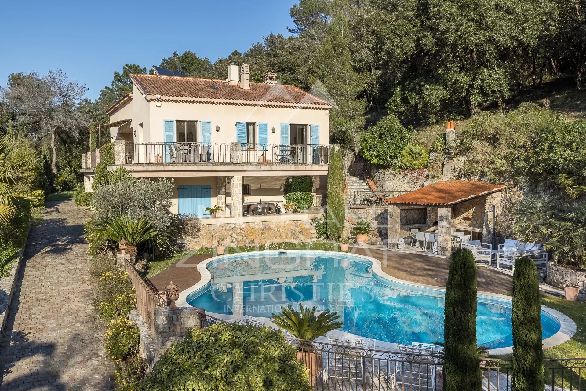 Angenehme renovierte Villa in der Nähe des Dorfes Valbonne