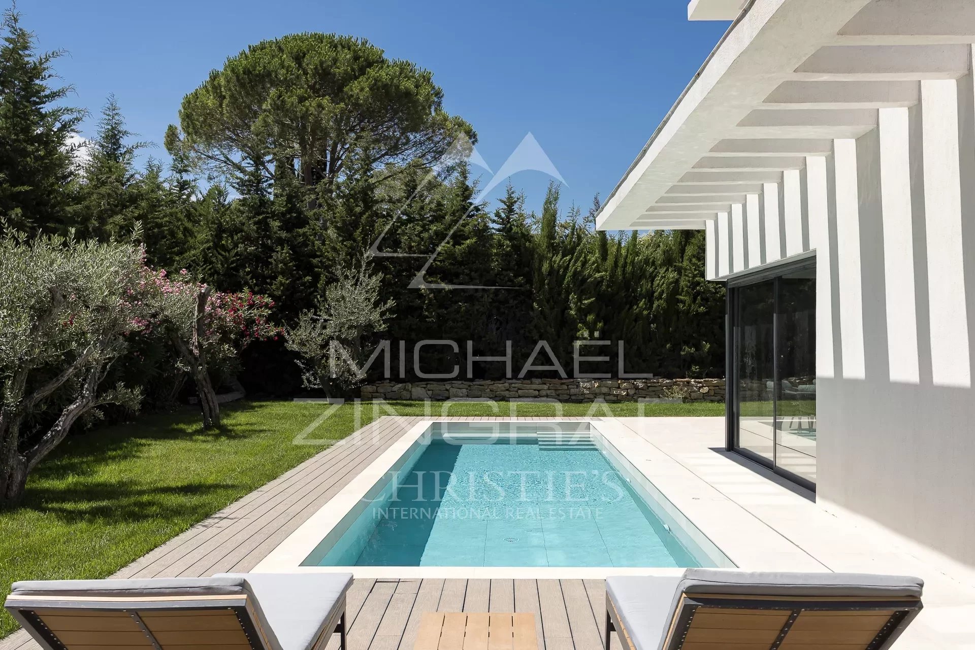 New contemporary villa in Mougins