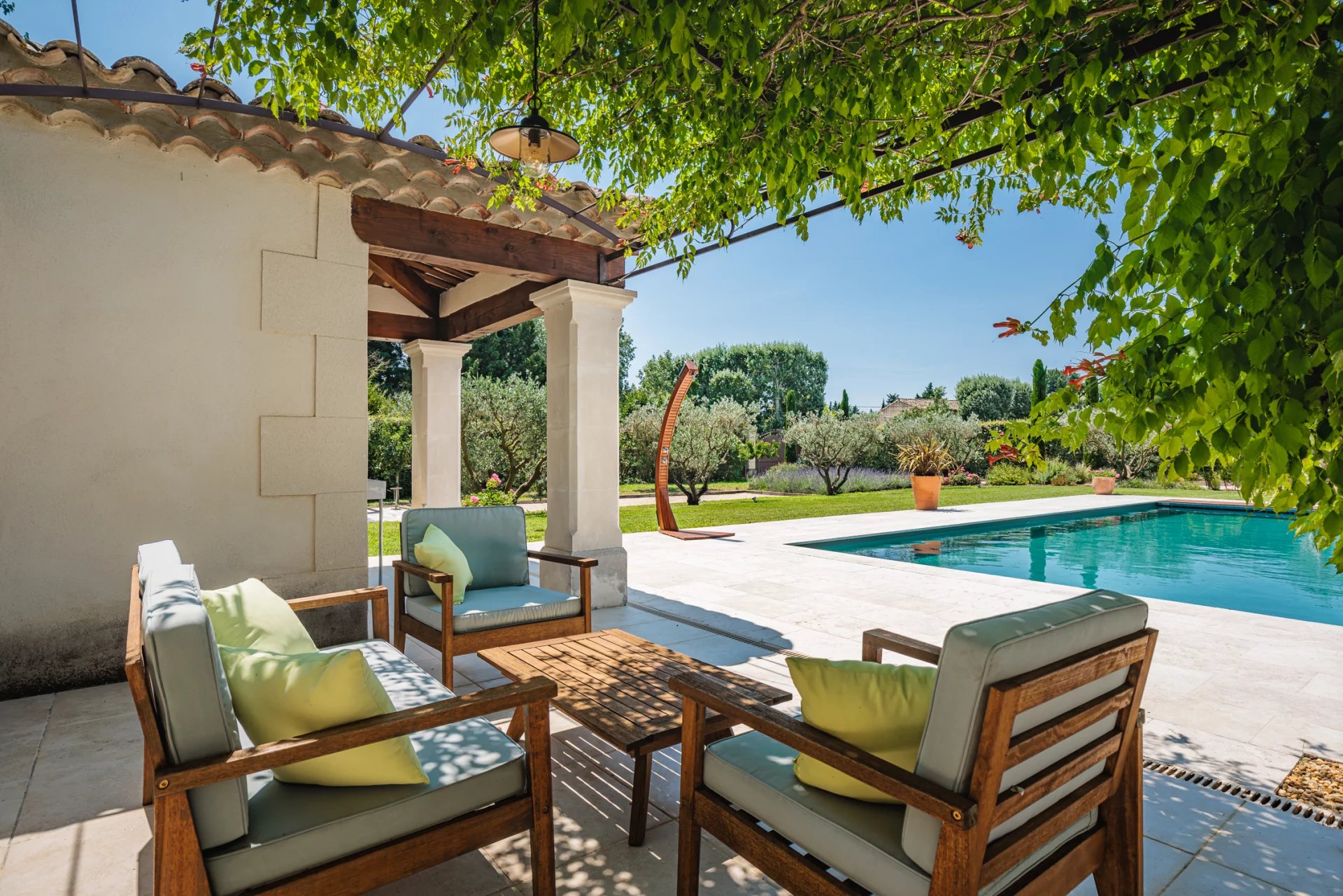 Mas provencal avec jardin paysager et vue sur les Alpilles