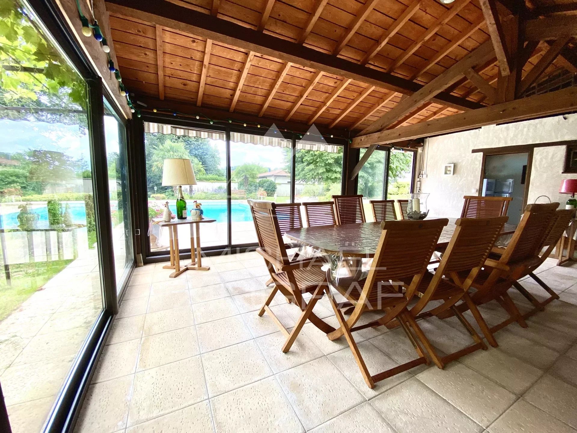 Maison 19e avec piscine dans parc arboré en bordure de rivière