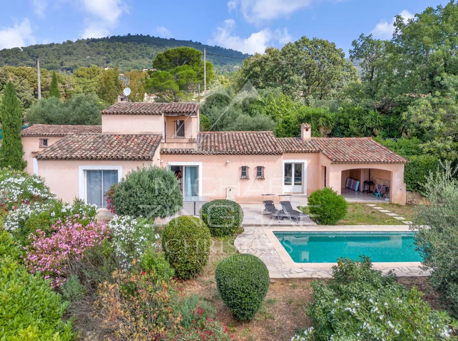 Villa mit Pool und Seeblick