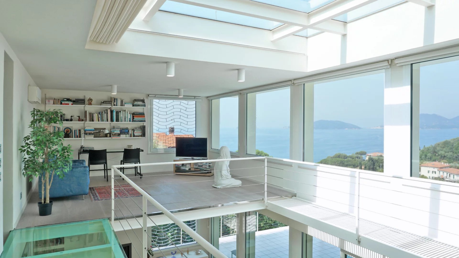 Élégante villa moderne avec de grandes fenêtres et vue sur la mer sur le golfe des Poètes à Fiascherino, Lerici