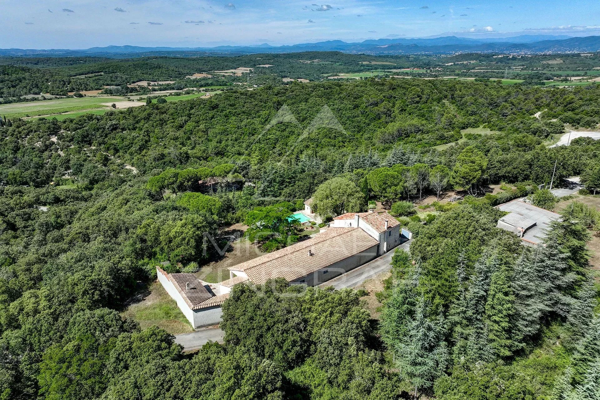 Entre Uzès et les Cévennes : sur 2 hectares, magnifique propriété