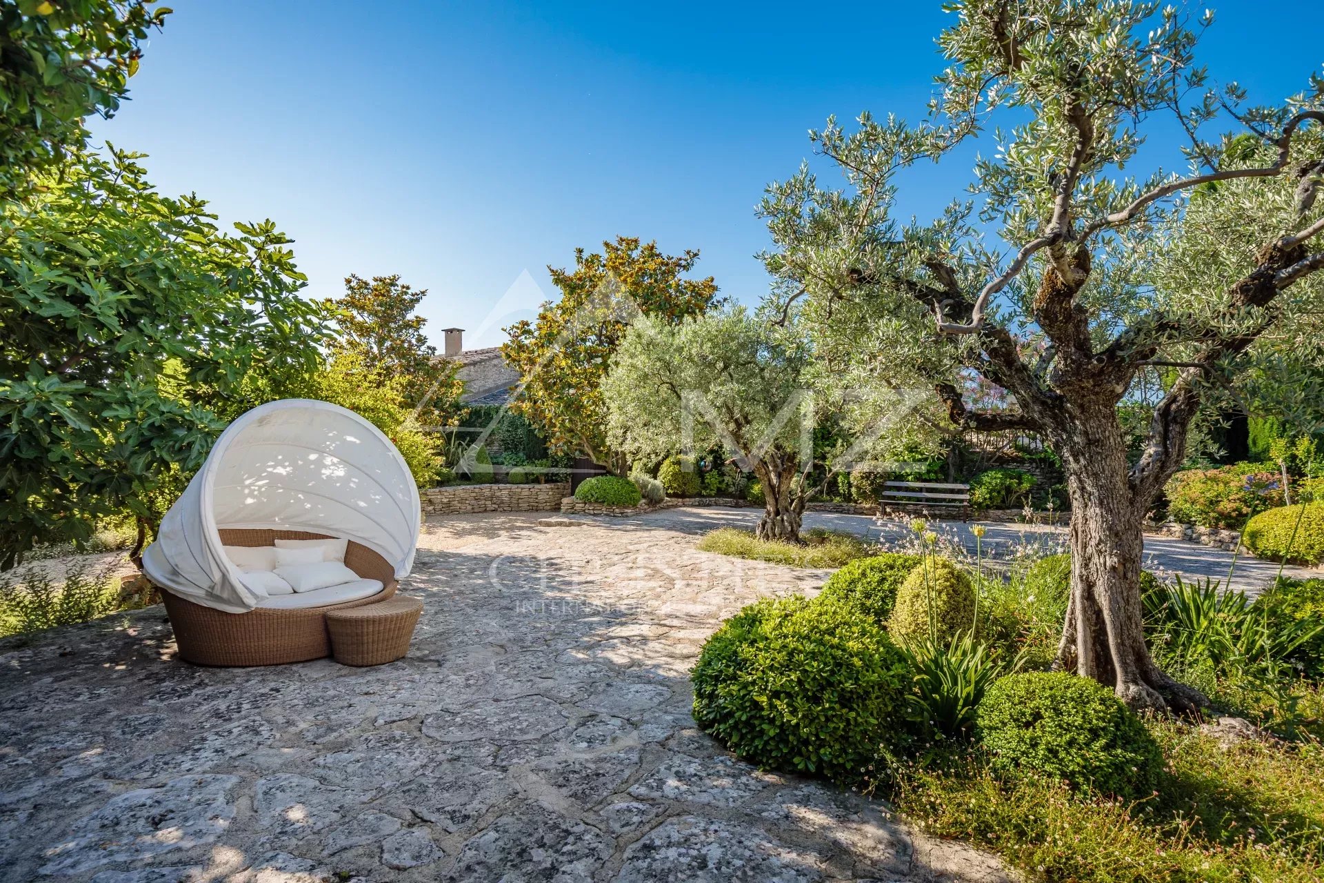 Proche Gordes - Maison de charme au cœur du village