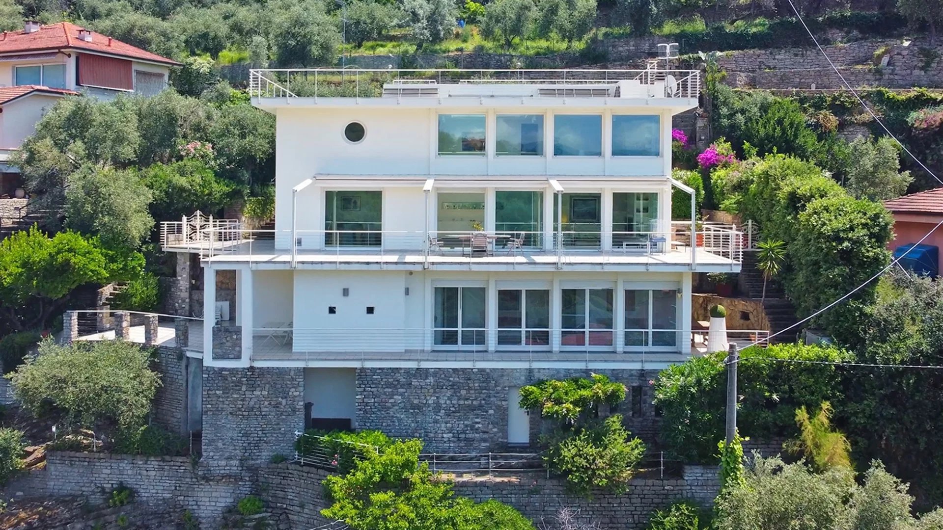 Élégante villa moderne avec de grandes fenêtres et vue sur la mer sur le golfe des Poètes à Fiascherino, Lerici