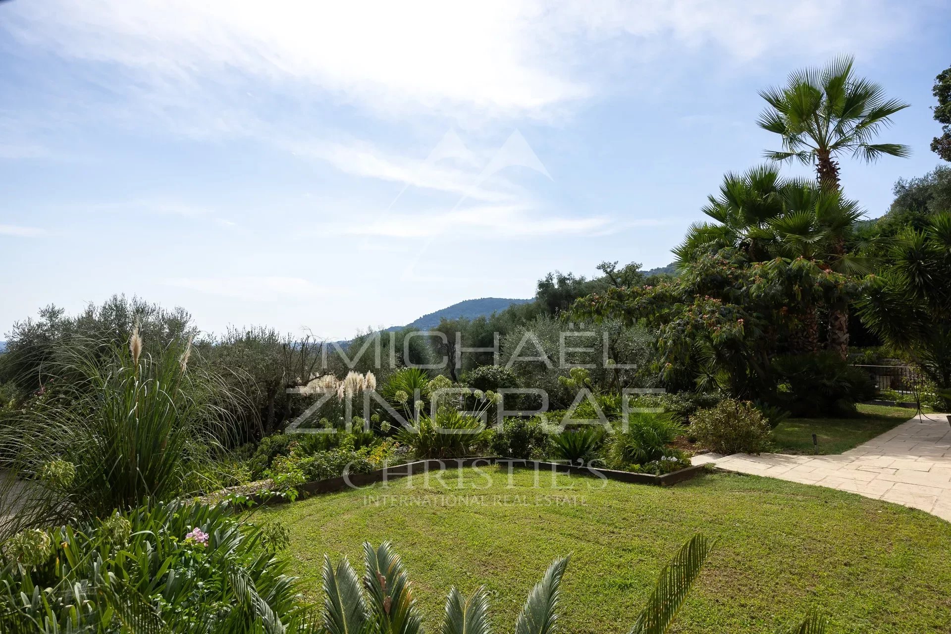 Villa de charme dans un écrin de verdure avec vue panoramique