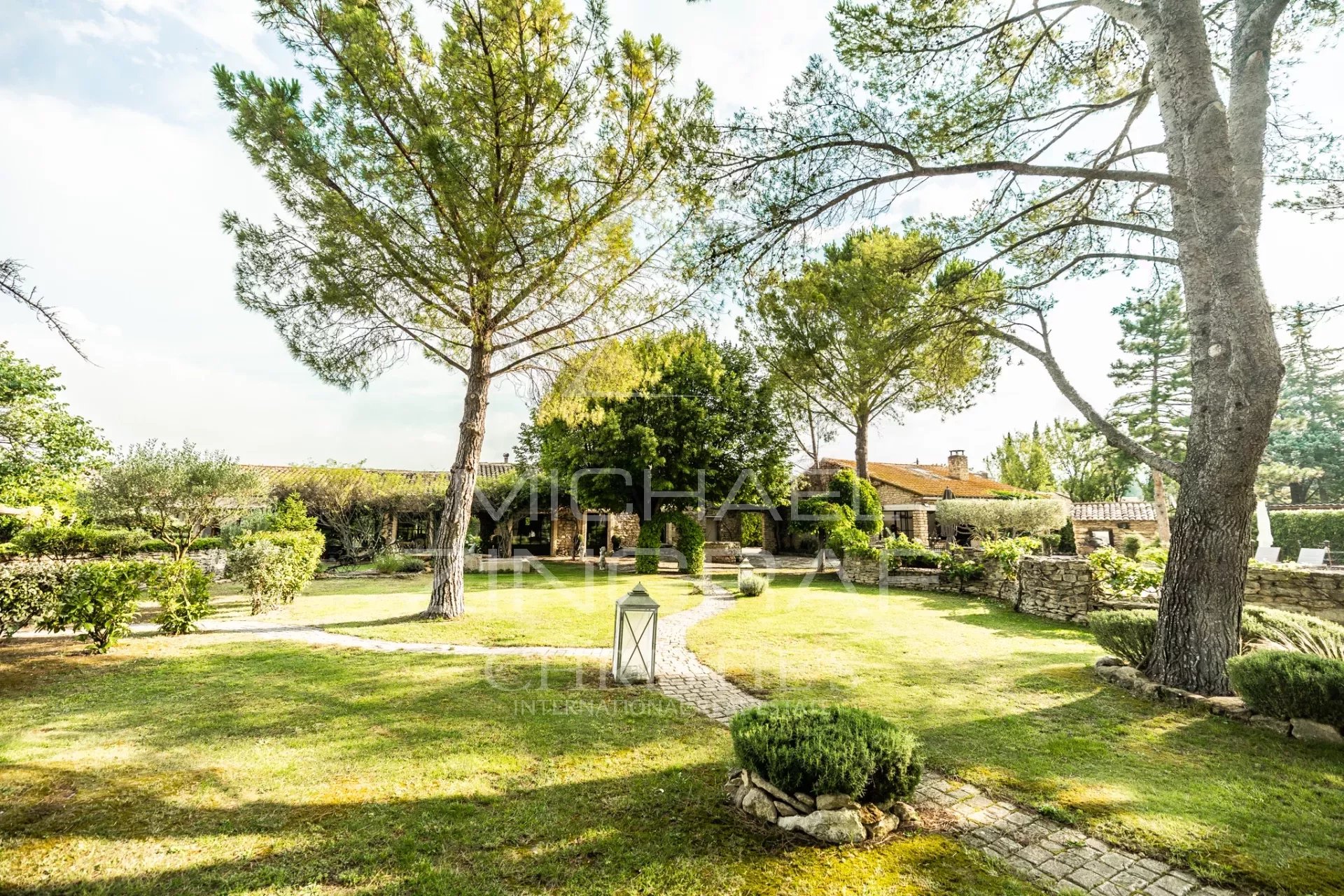 Charmant mas provençal proche de l'Isle-sur-la-Sorgue