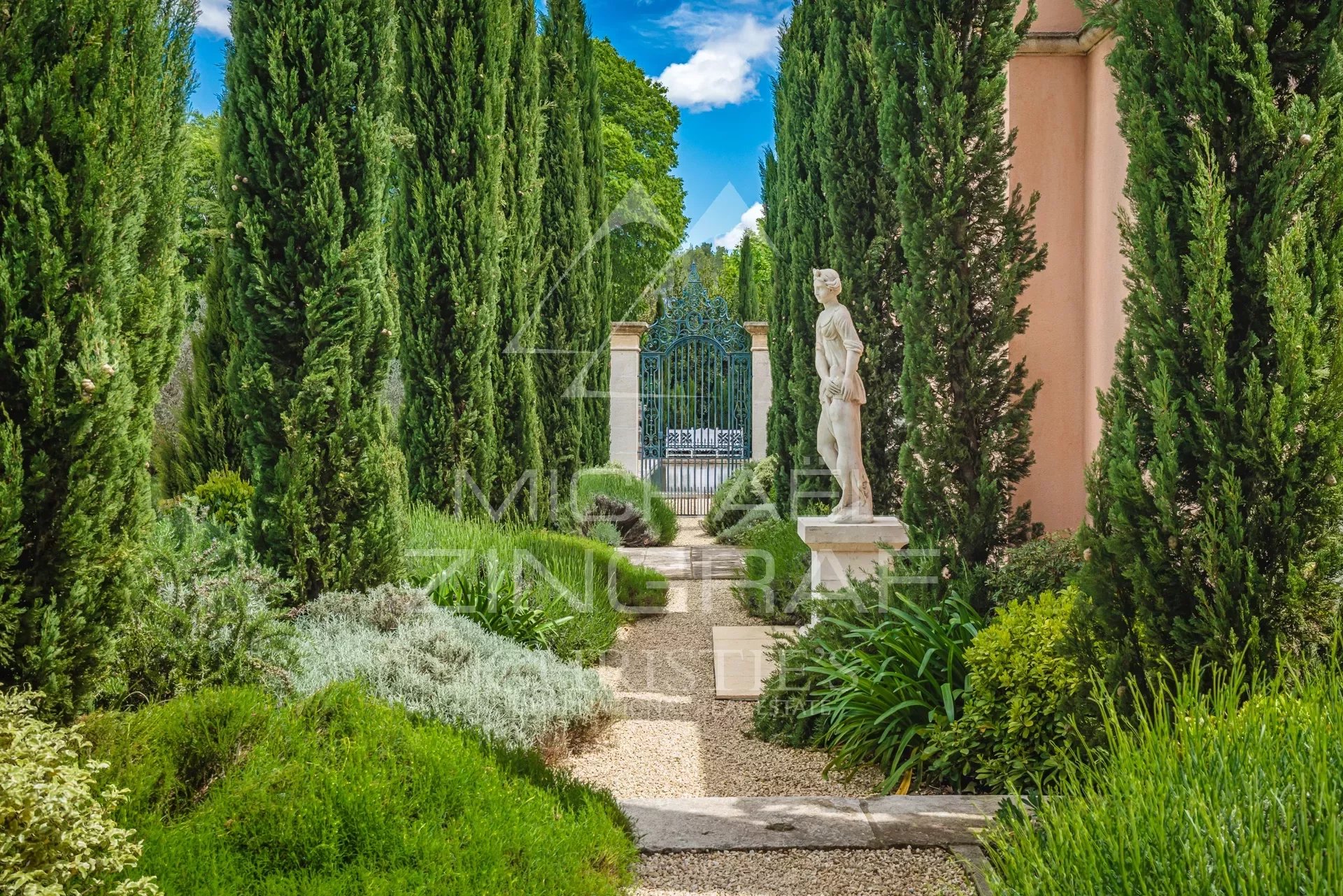 Luxuriöses Anwesen mit angelegtem Garten in der Nähe von Saint Rémy de Provence