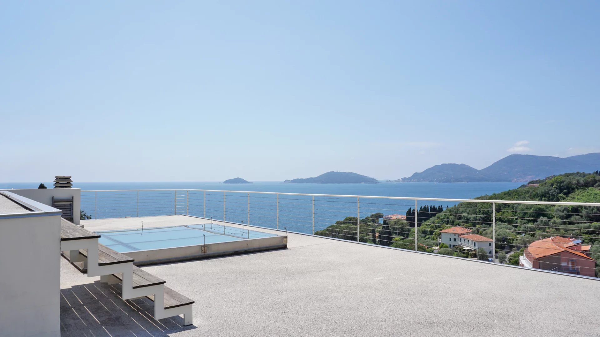 Élégante villa moderne avec de grandes fenêtres et vue sur la mer sur le golfe des Poètes à Fiascherino, Lerici