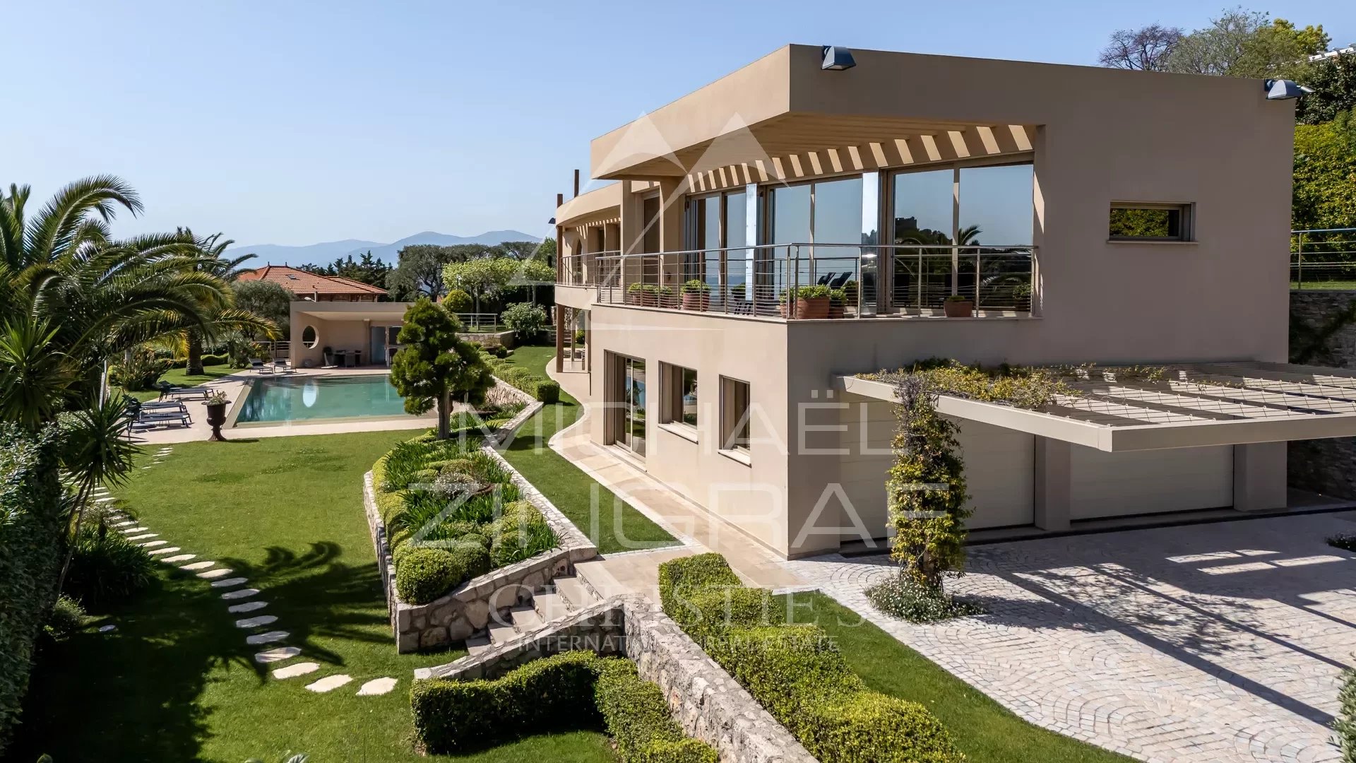 Col de Villefranche-sur-Mer - Large modern property with panoramic sea view over the bay of Villefranche and Cap Ferrat
