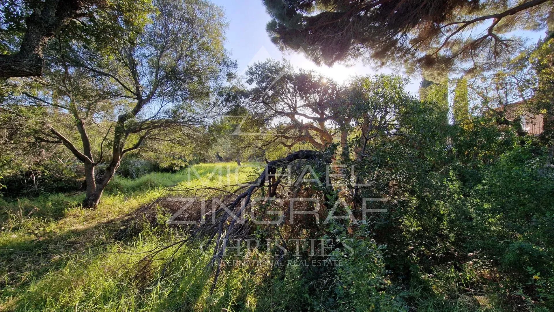 Only 250 meters from Pampelonne beaches - Opportunity for a beautiful property to renovate