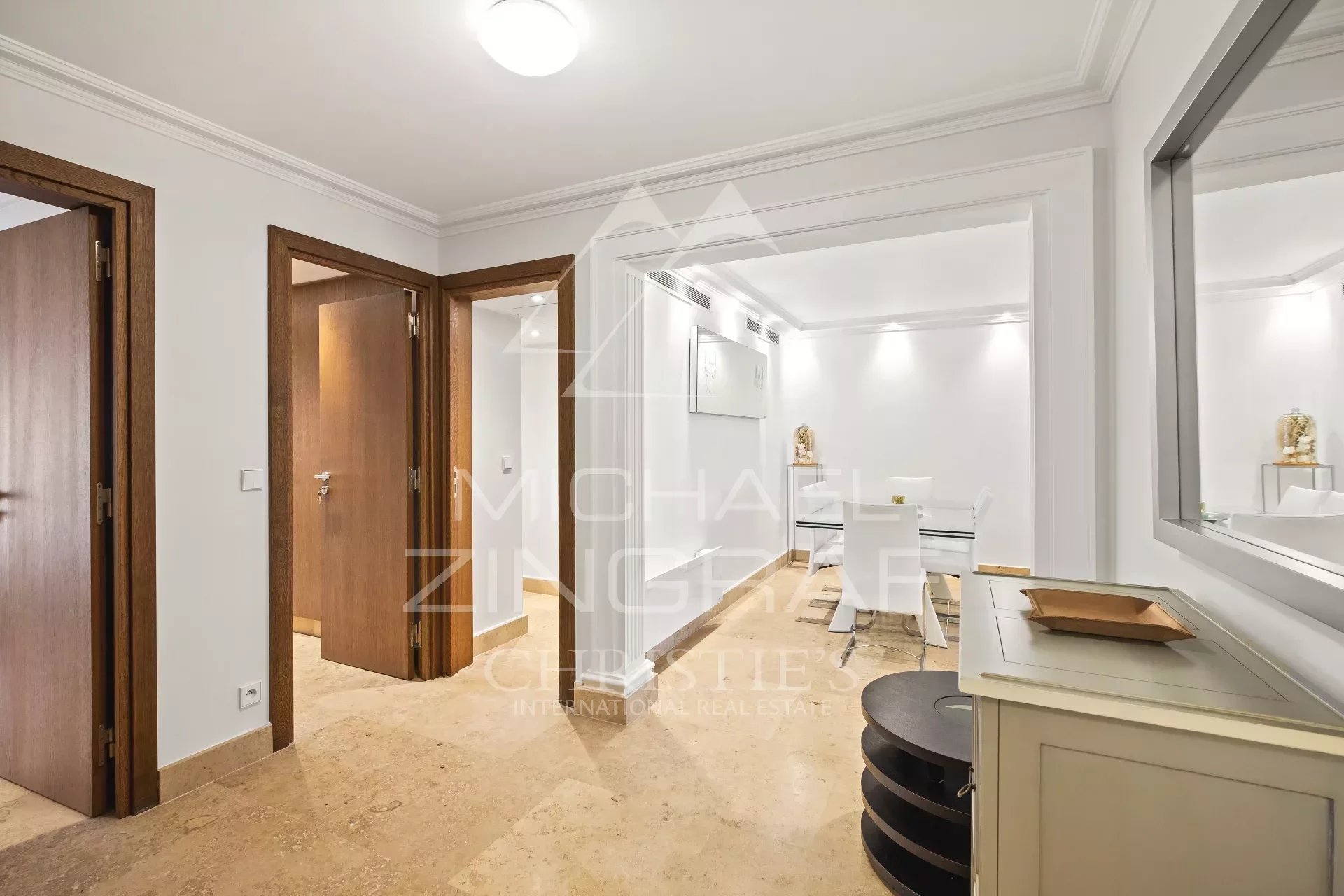 CANNES CENTER - CARLTON. ELEGANT 3-ROOM APARTMENT