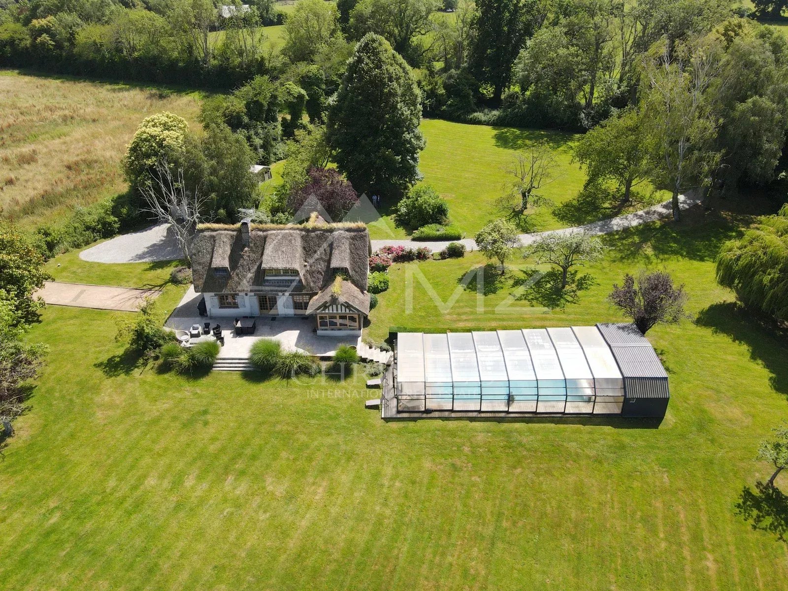 Chaumière avec piscine et dépendance