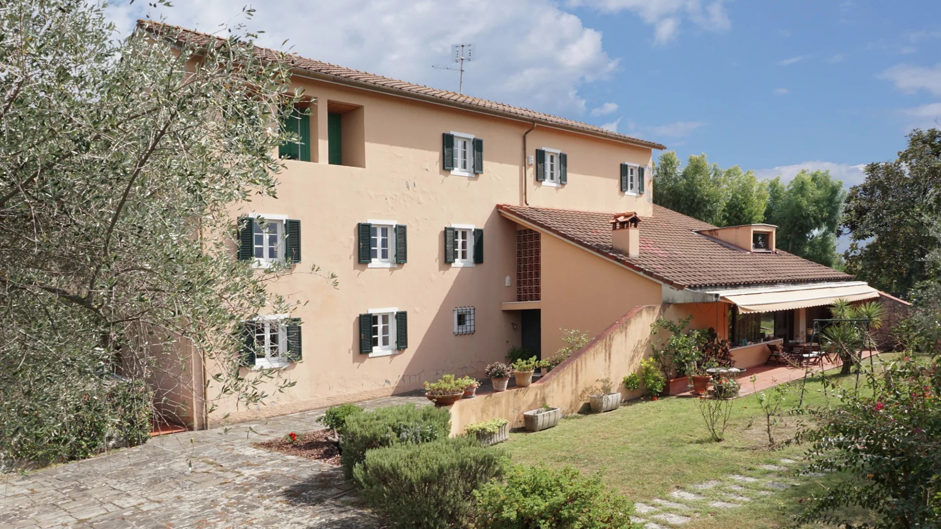 Elégante villa avec piscine, vignoble et grand terrain à une courte distance de la mer