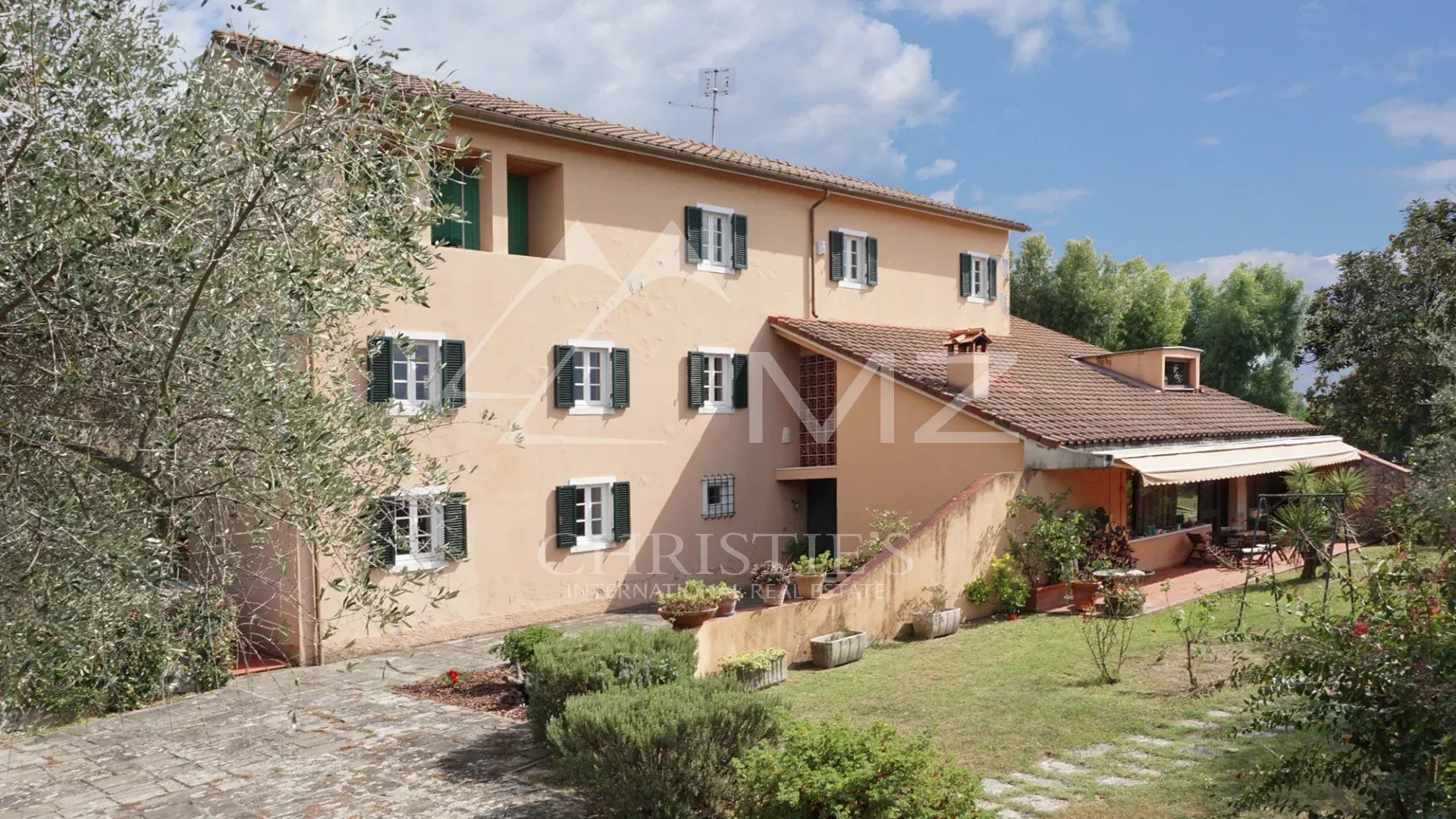 Elégante villa avec piscine, vignoble et grand terrain à une courte distance de la mer