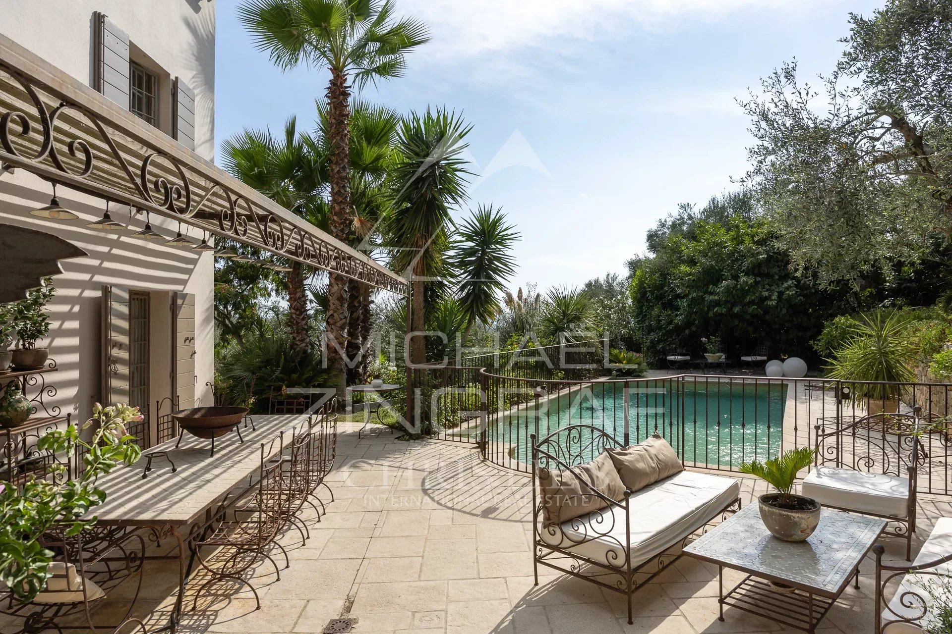 Villa de charme dans un écrin de verdure avec vue panoramique