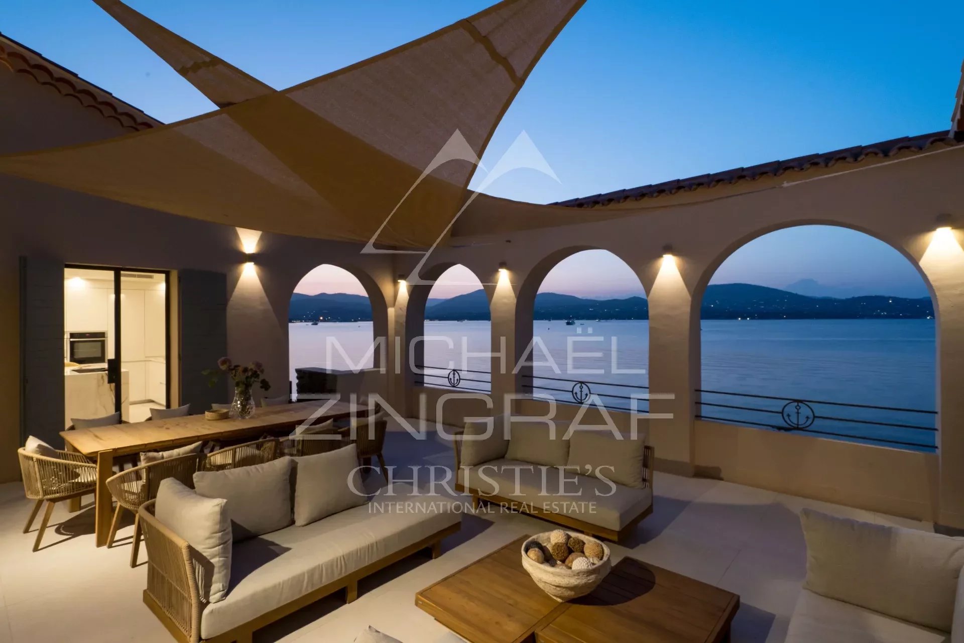 Close to Saint-Tropez - Waterfront new villa